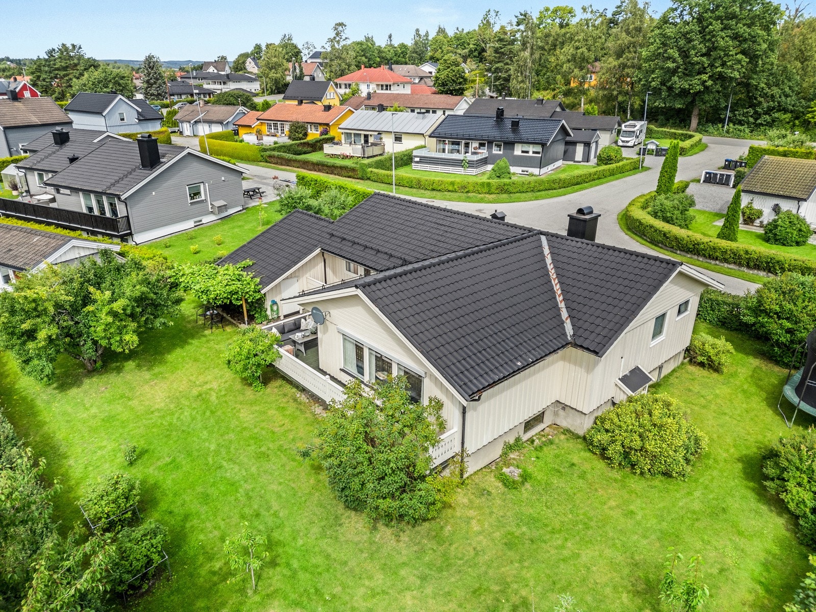 Almveien 24 med tomt på nesten 1 mål Galleribilde