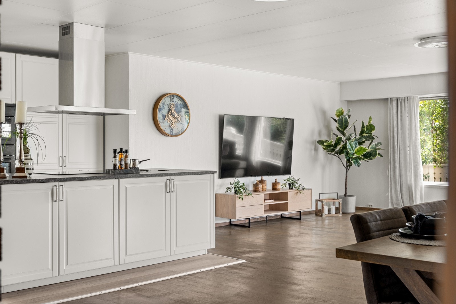 Rikelig med skap og benkeplass Galleribilde