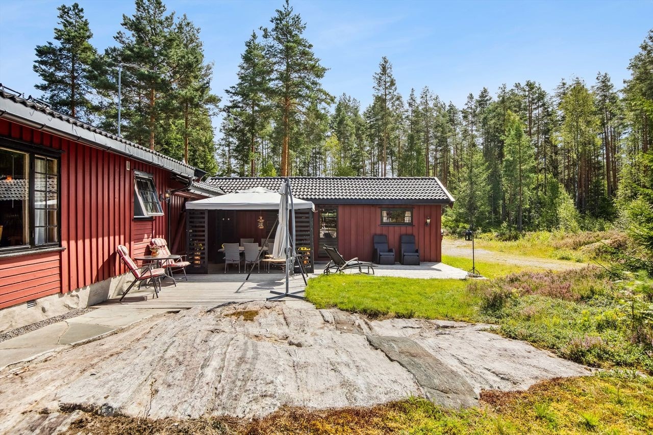 Eiendommen ligger flott til i et hyttefelt nær Dølisjøen, omgitt av vakre turområder. Galleribilde