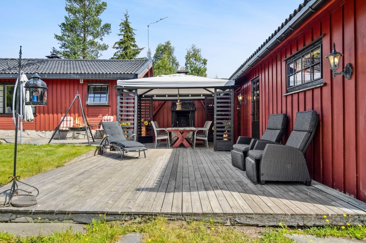 Sjarmerende uteområde med overbygget terrasse og solrike sitteplasser. Galleribilde