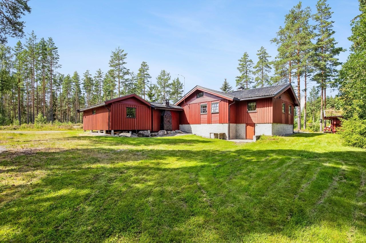 Her er det svært godt vedlikeholdte bygninger, og totalt seks alkover fordelt på hovedhytta, stabburet og annekset. Galleribilde