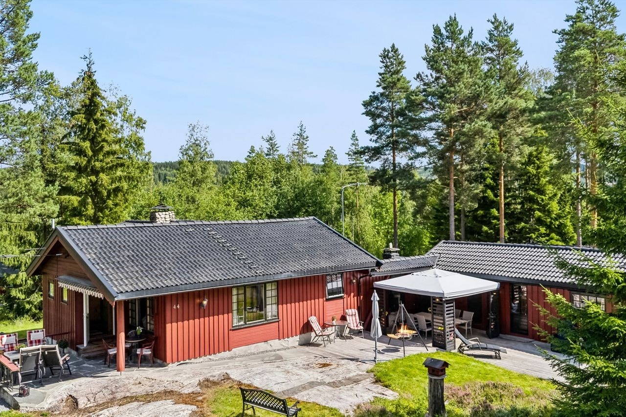 Tomten er hovedsakelig naturtomt, med noen plenområder som skaper et sjarmerende og naturlig preg. Galleribilde