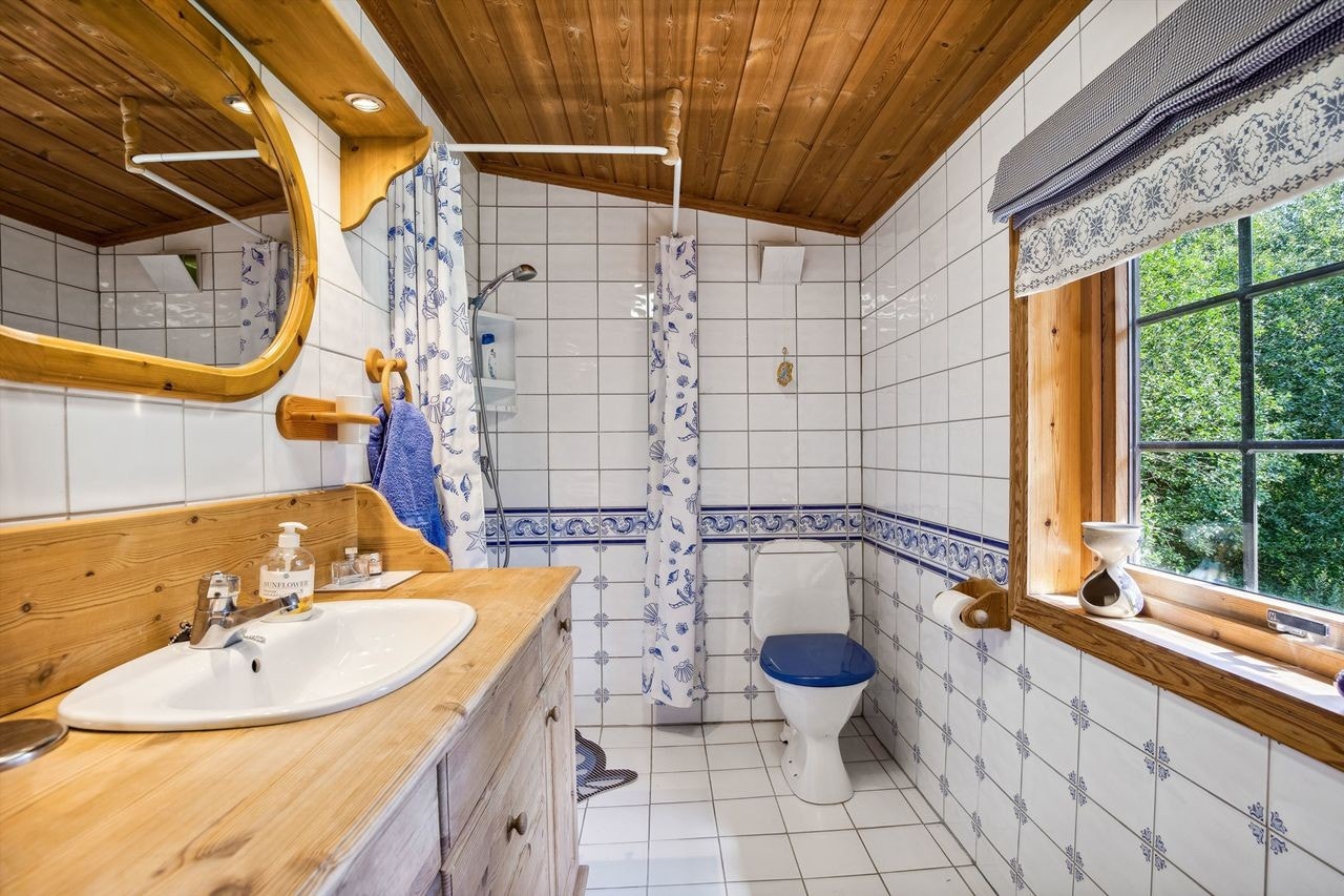 Badet er av eldre standard med flislagt gulv og flislagte vegger. Galleribilde
