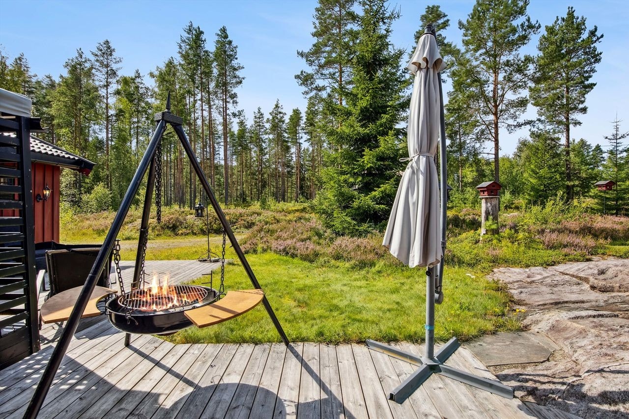 Den solrike tomten byr på flere koselige uteplasser rundt hytta. Galleribilde