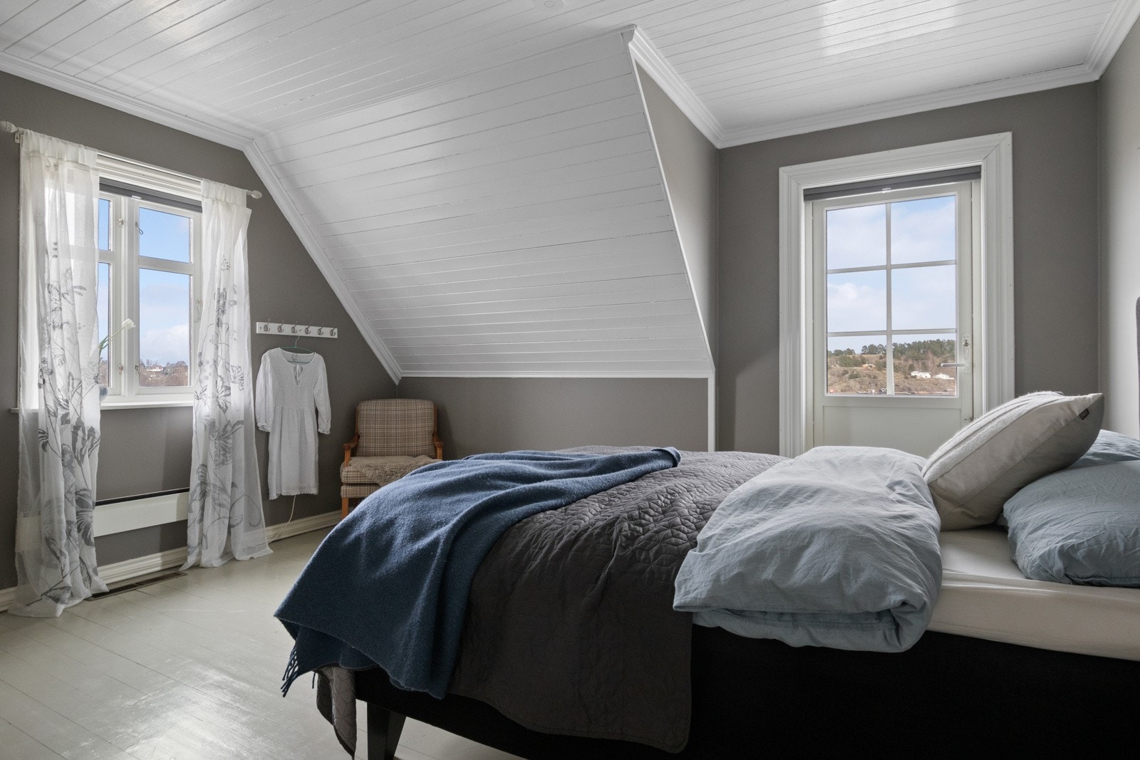 Alle soverommene har enkel tilgang til et av badene, og fra rommene oppe er det utgang til balkongen. Galleribilde