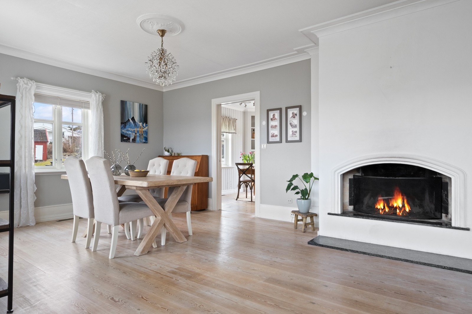 Atmosfæren er lun og god, med både åpen peis og nyere varmepumpe. Galleribilde