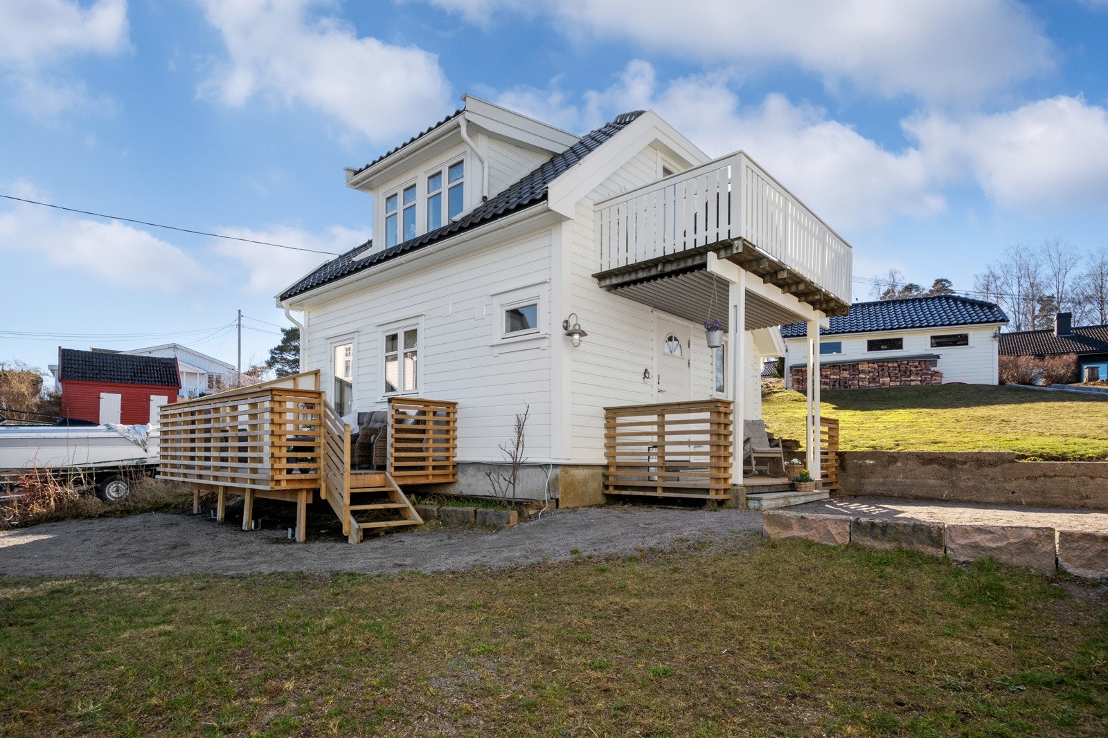 Annekset går over to plan, bestående av vindfang, bad og stue/kjøkken i første etasje - i tillegg til en loftstue. Galleribilde