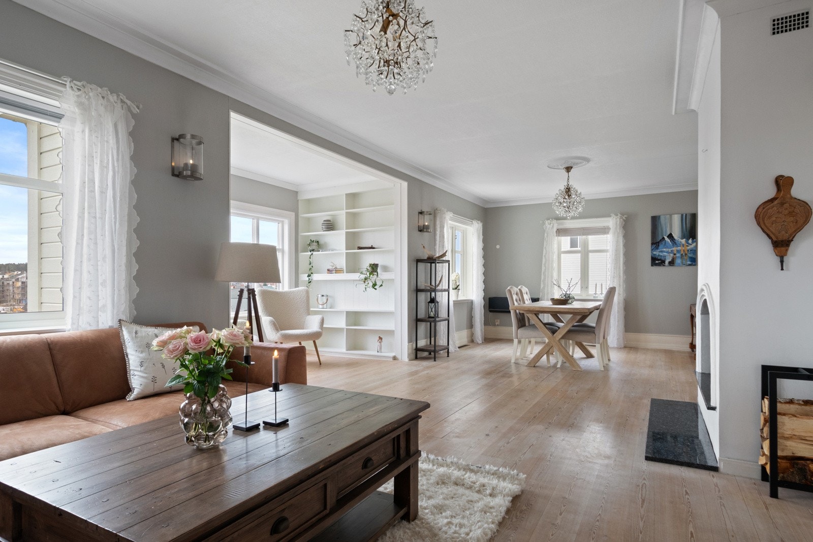 Stuen er meget pen og romslig, med fine lys- og utsiktsforhold via store krysspostvinduer i to retninger. Galleribilde