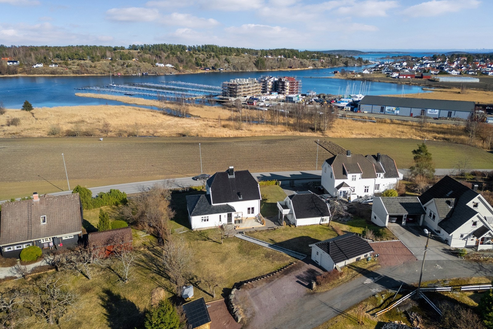 Her bor man landlig og idyllisk, i kort gange til buss, sjøen og dagligvare. Galleribilde