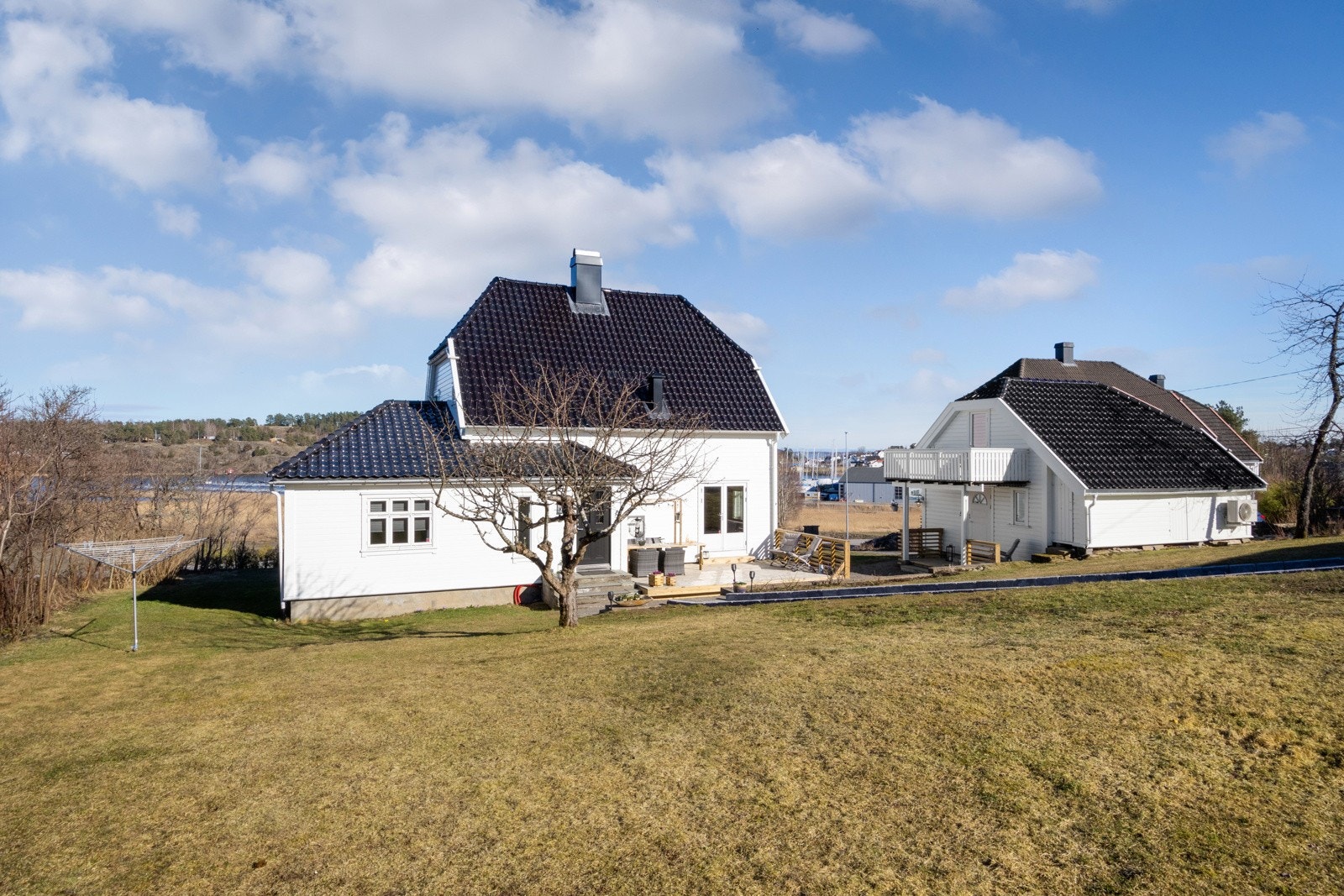 Omgivelsene er landlige og idylliske, kun en liten spasertur fra sjøen og flere brygger. Galleribilde