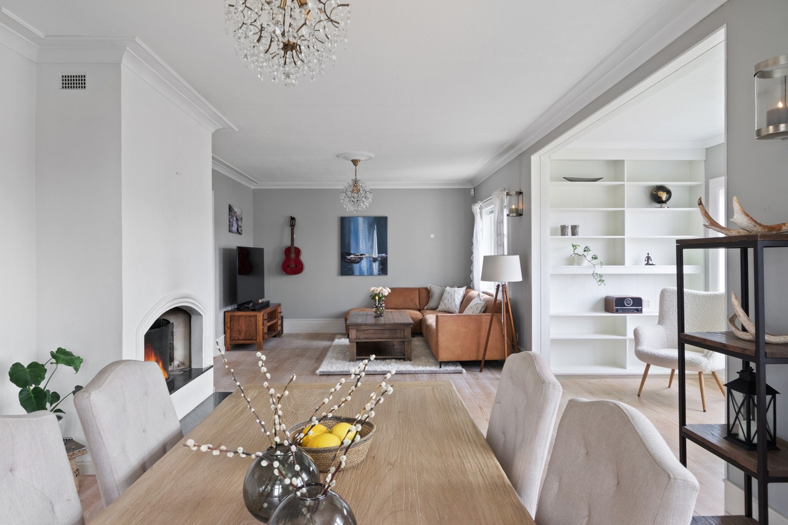 Stuen er naturlig inndelt i ulike soner, og det passer utmerket å innrede med langbord utenfor kjøkkenet. Galleribilde