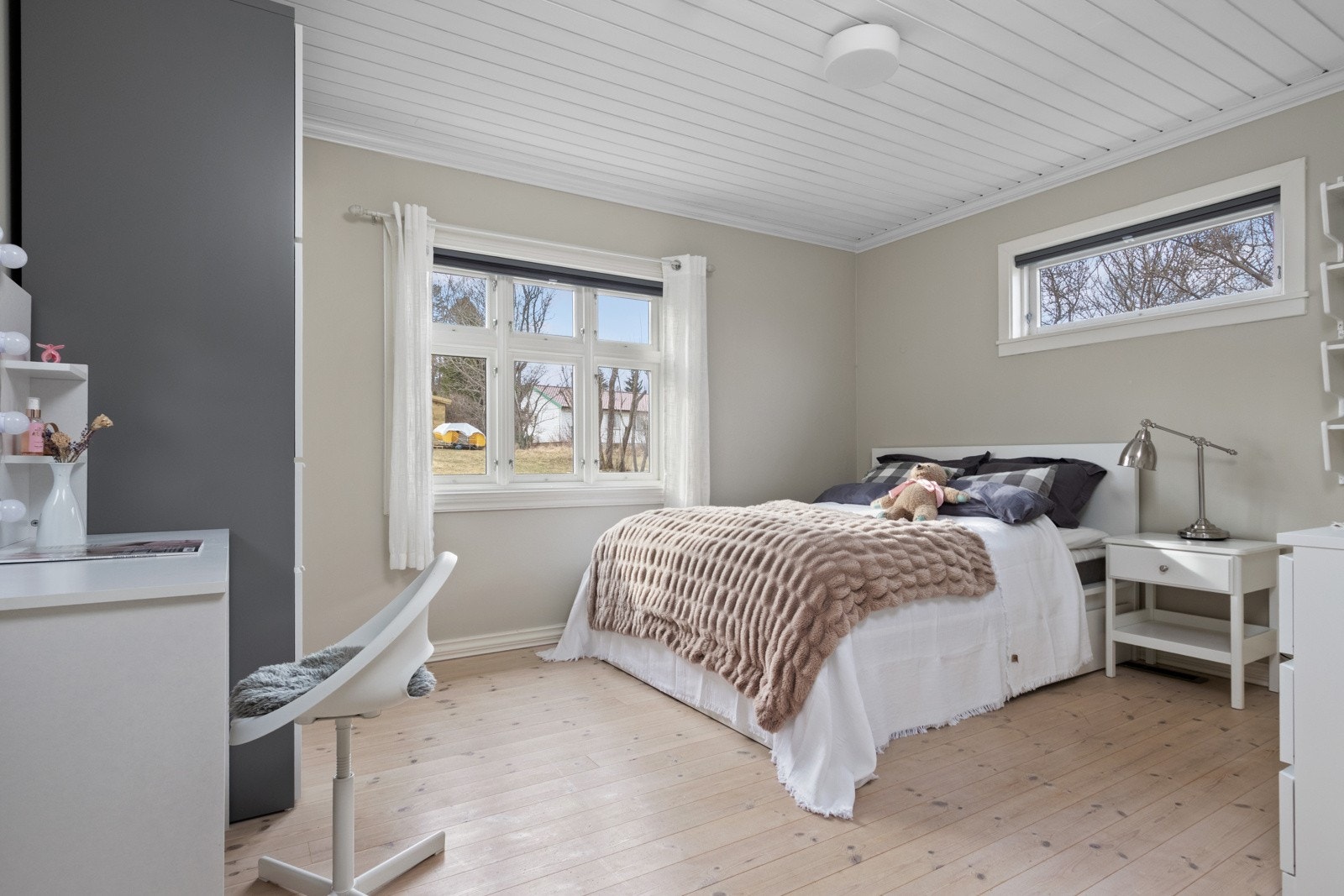 Hele fire soverom betyr mange valgmuligheter for familien, og ved behov kan rommene benyttes som kontor, walk-in closet eller ekstra stue. Galleribilde