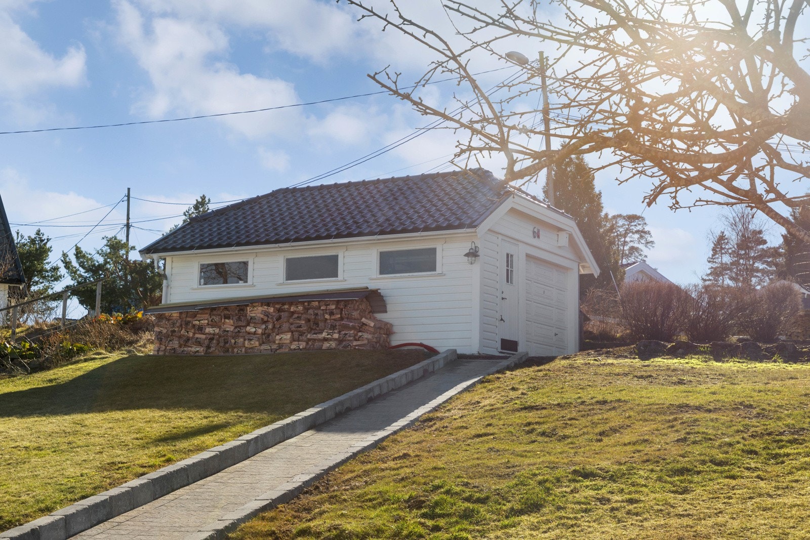Det er parkering i en garasje med sidedør og et areal på ca. 26 kvm. Galleribilde