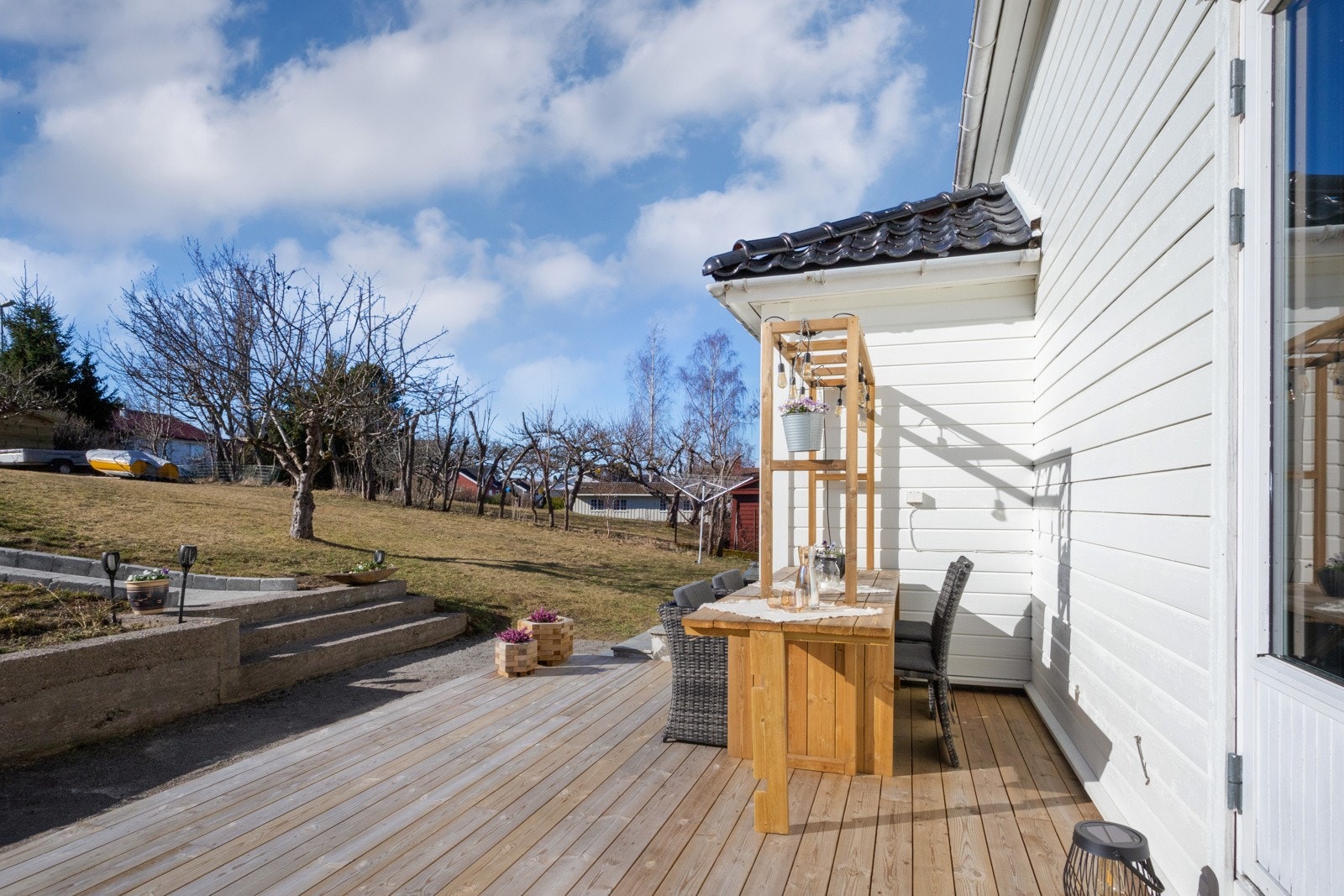 Inngangen har belysning, ringeklokke og en sort ytterdør fra 2024. Galleribilde