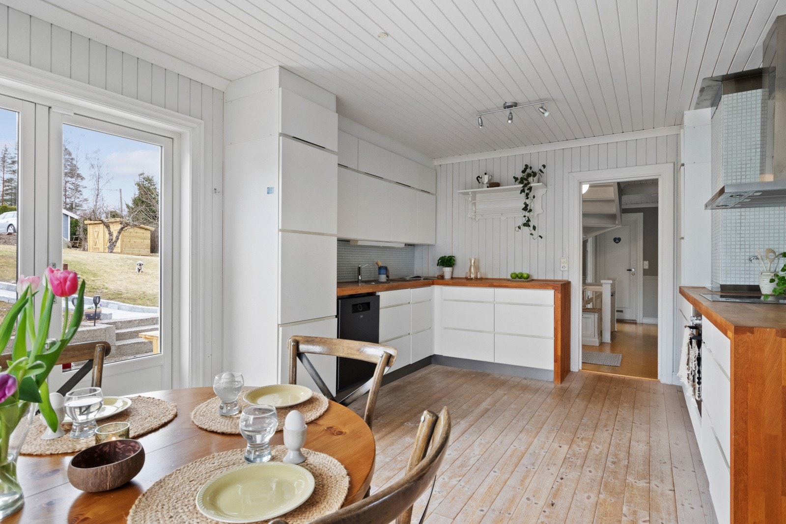 Et fint tregulv er bevart, og kjøkkenet har stor spiseplass og en innebygd hylle i det ene hjørnet. Galleribilde