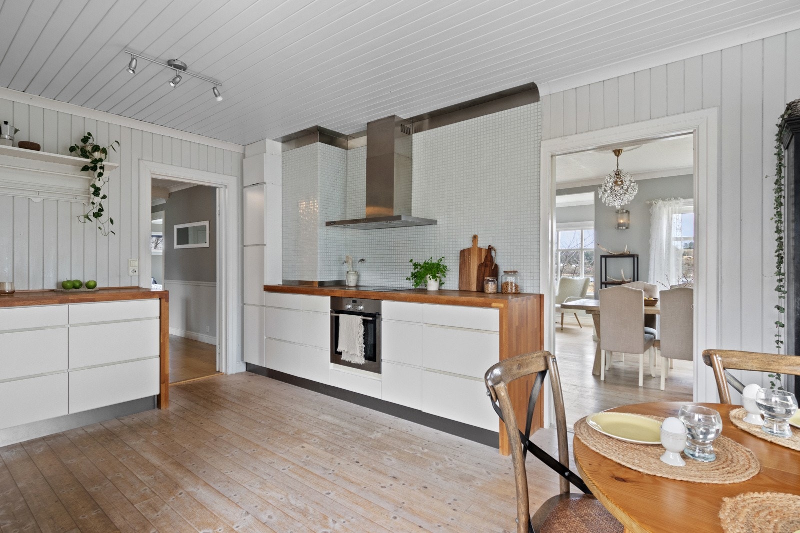 Selve kjøkkenet er fra 2006, oppført med fine arbeidsforhold langs tre vegger. Galleribilde