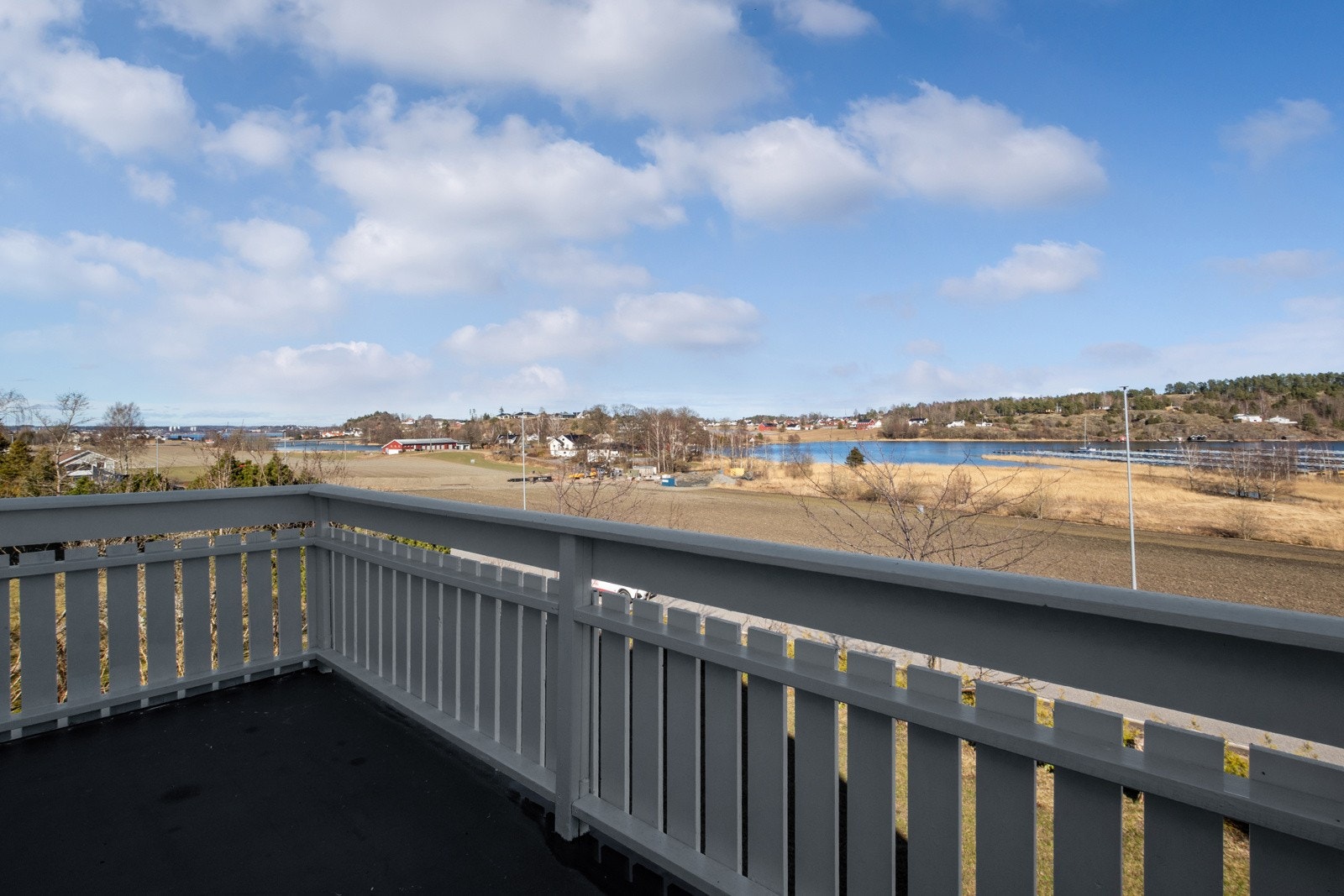 Sommerdagene tilbringes også på en deilig balkong utenfor soverommene i andre etasje. Galleribilde