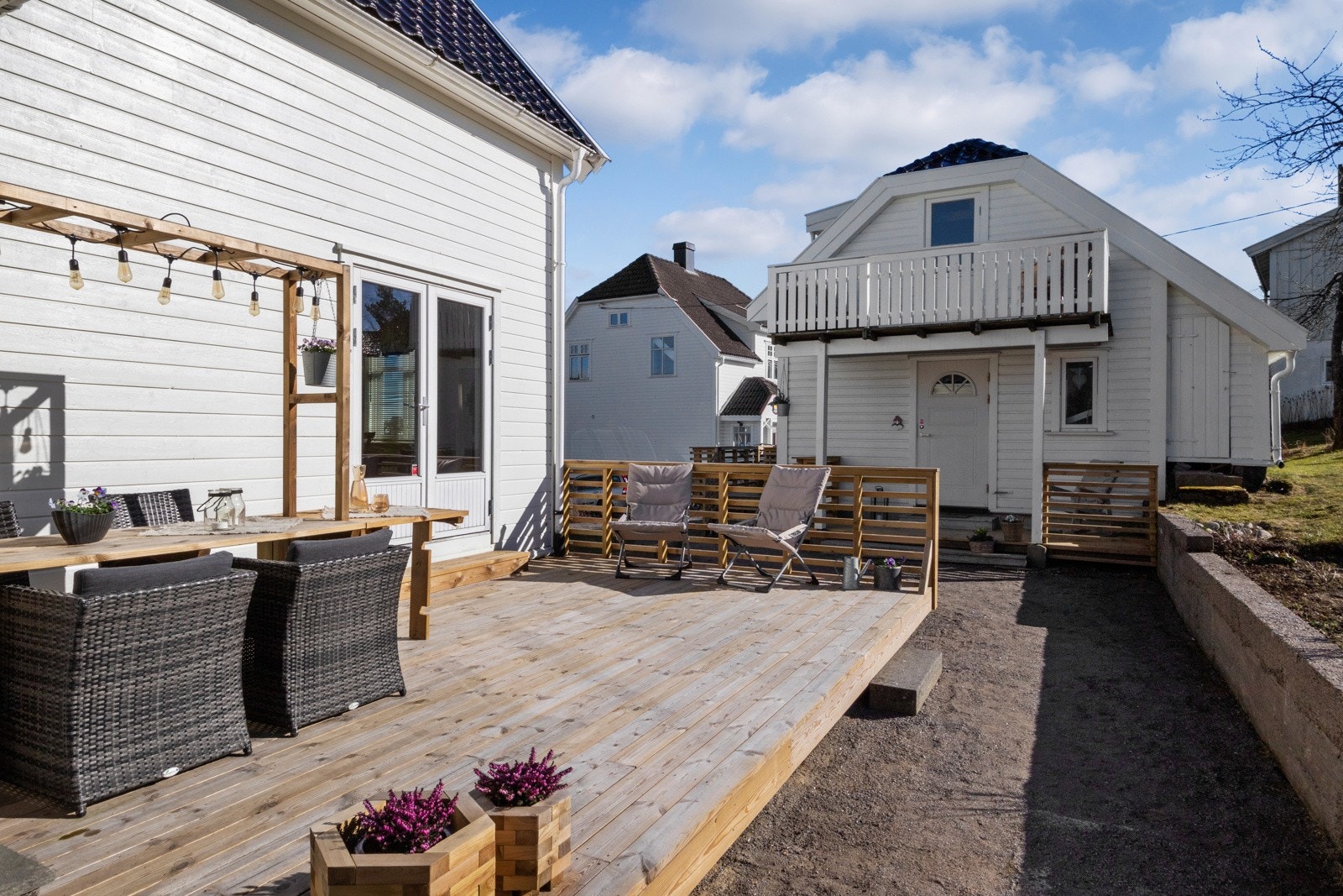 I 2024 ble det oppført en ny terrasse ved inngangen, med praktisk adkomst fra kjøkkenet og et areal på ca. 19 kvm. Galleribilde