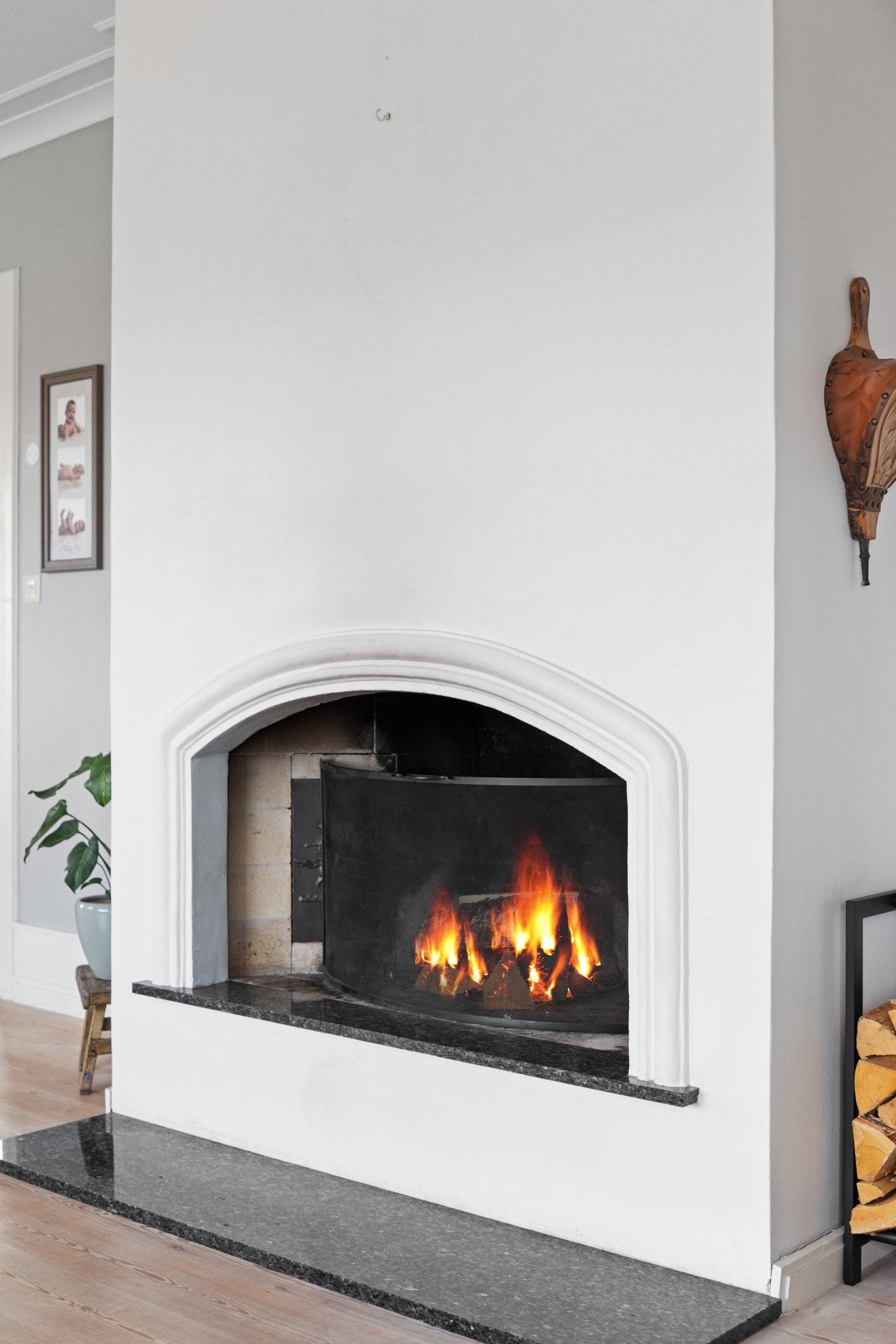 Peisen glir sømløst inn, plassert slik at stemningen nytes fra både sofakroken og spiseplassen. Galleribilde