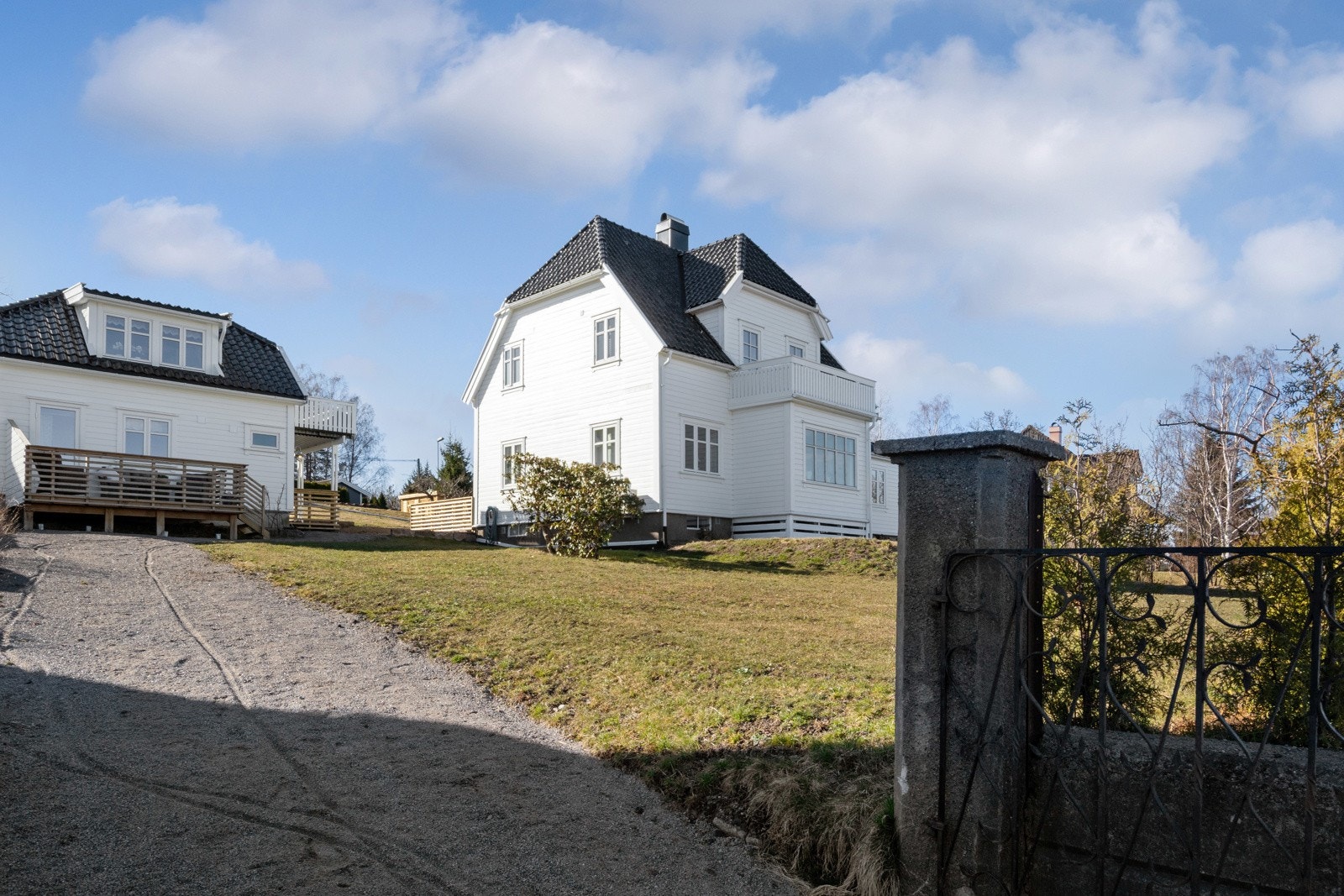 Tomten er på over 1,6 mål, og en luftig plassering i høyden gir praktfull utsikt over sjøen. Galleribilde