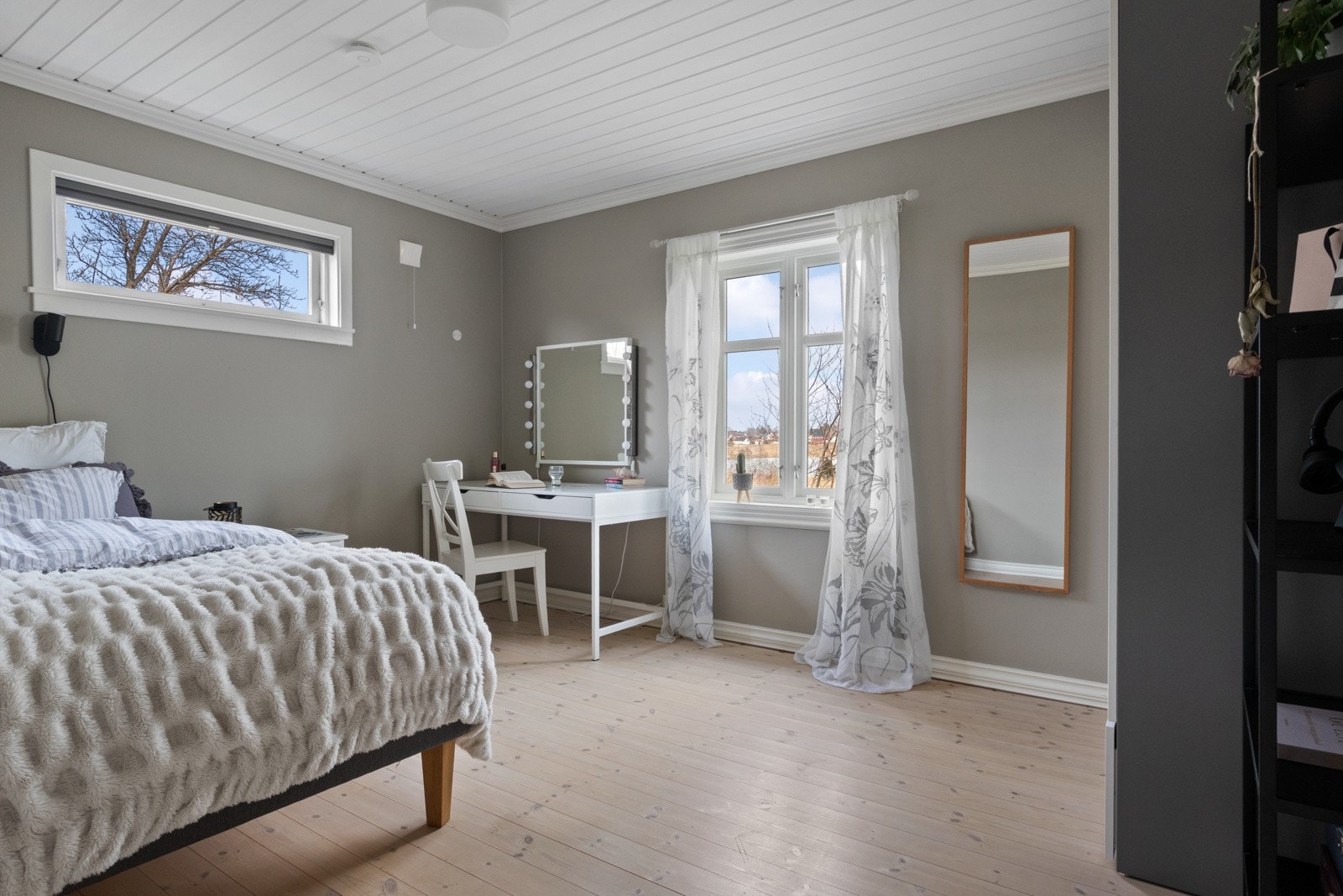 Eneboligen har til sammen fire soverom, fordelt med to i første etasje og to i andre etasje. Galleribilde