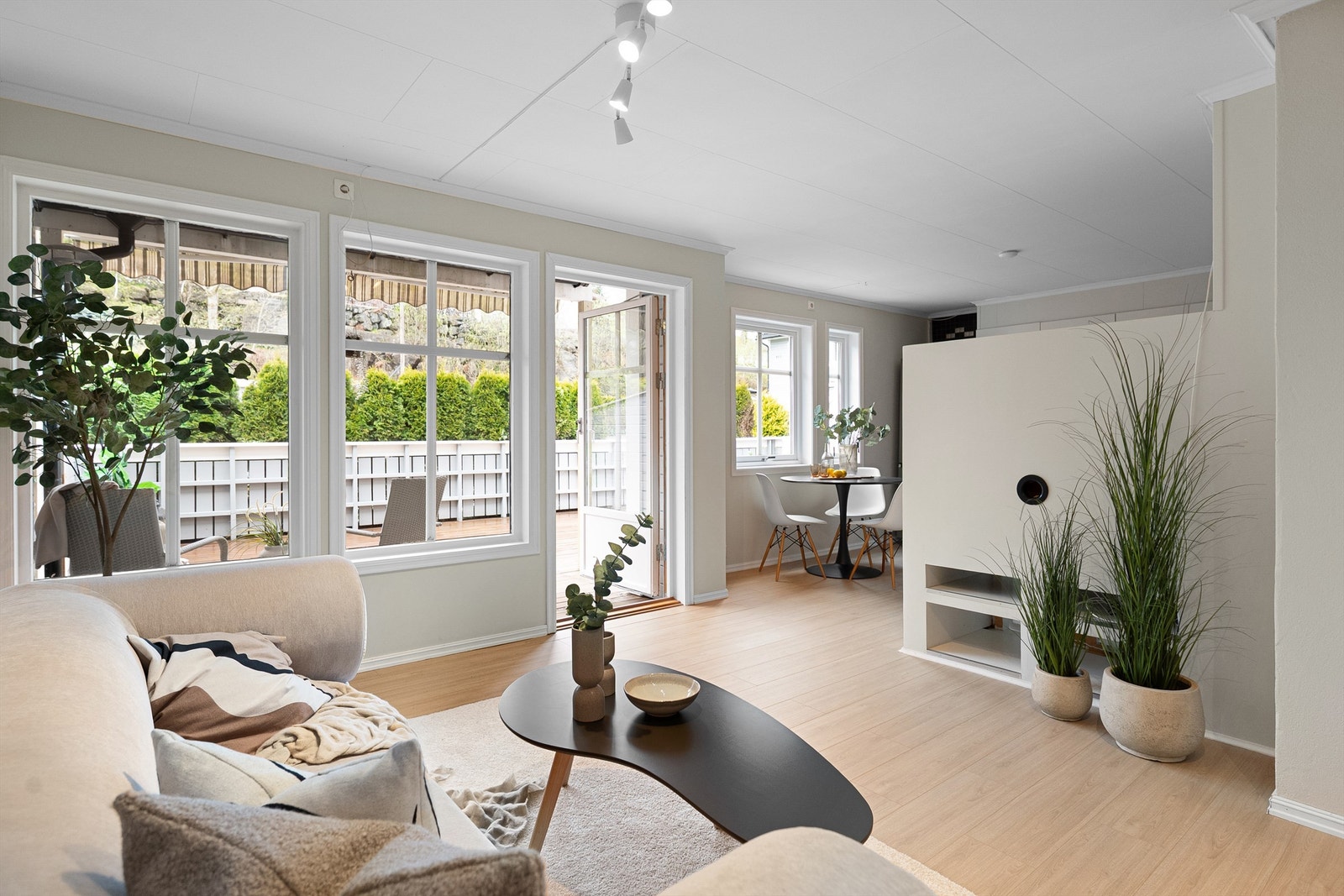 Den store stuen har en åpen løsning mot kjøkkenet, noe som gir et moderne og sosialt preg på boligen. Nylagte gulv i hele boligen samt nymalte vegger Galleribilde