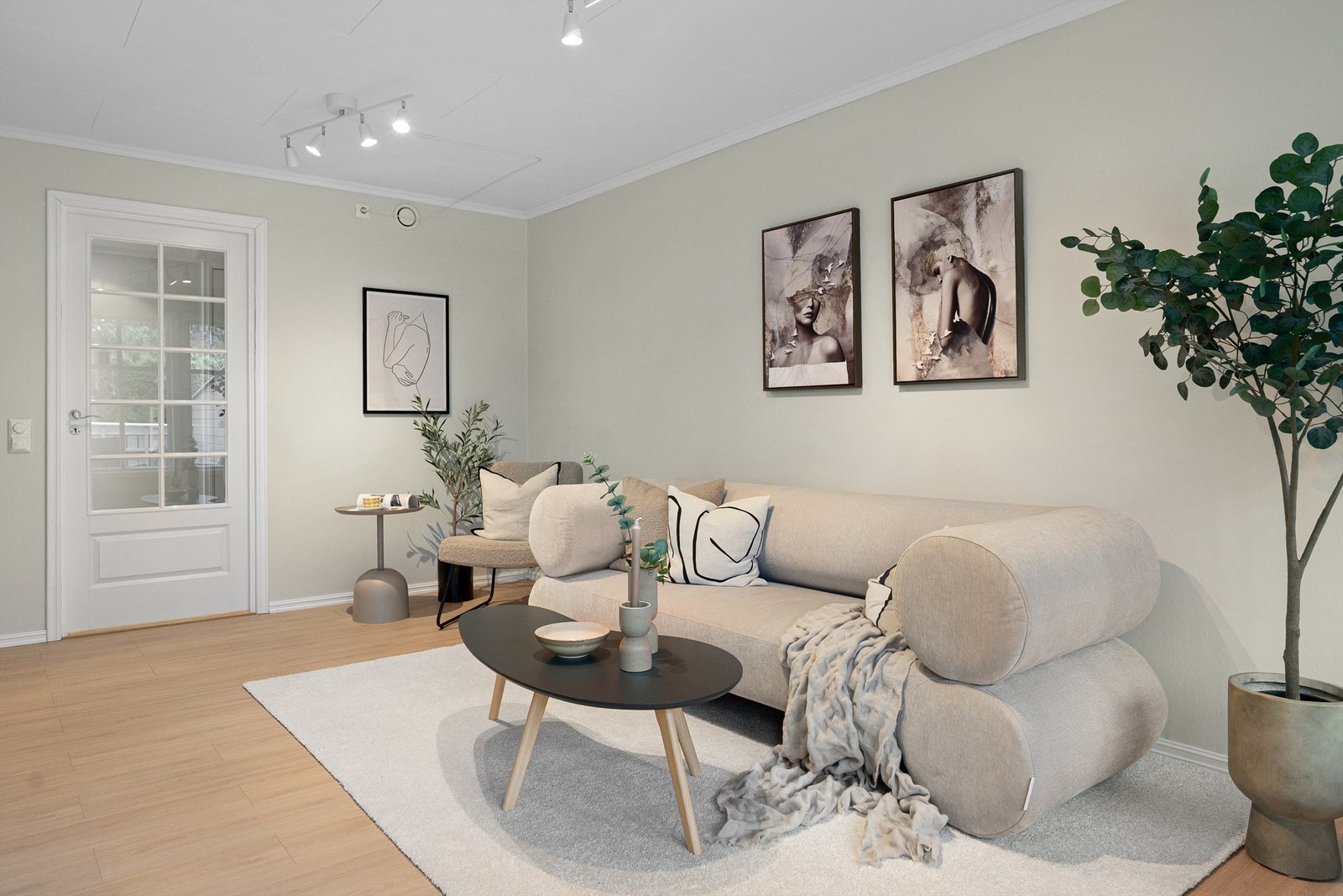 En lys og innbydende stue med store vinduer som slipper inn mye naturlig lys. Perfekt for avslapning og hyggelige stunder. Galleribilde