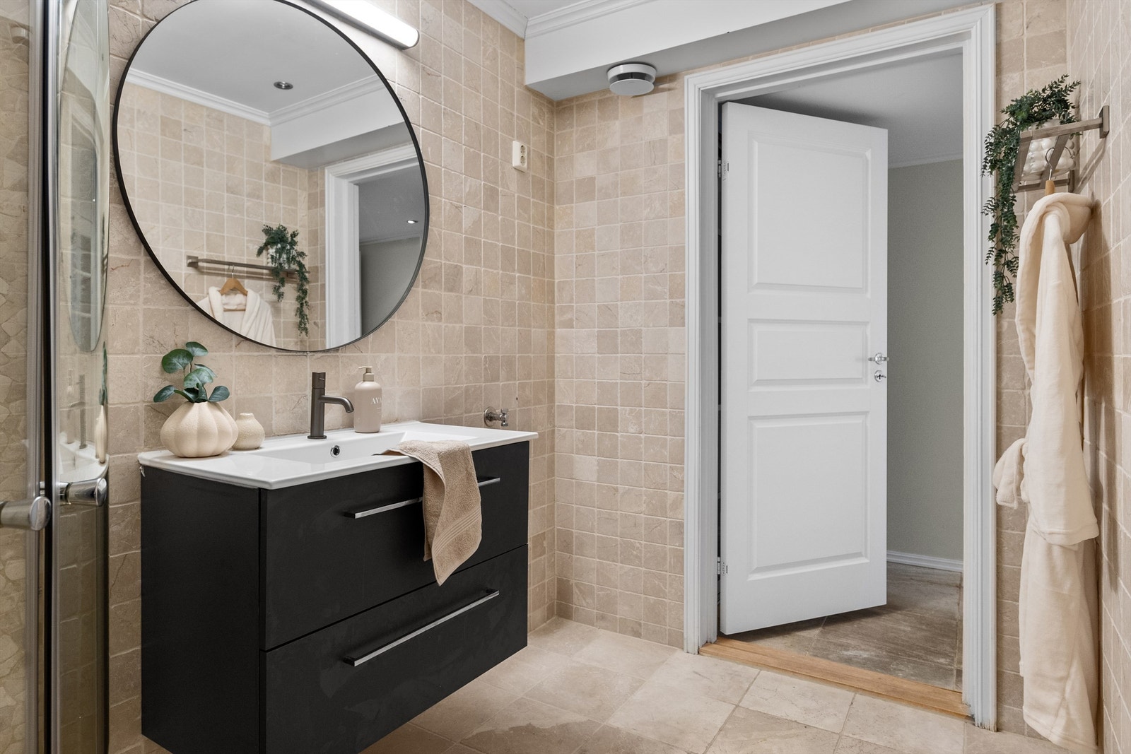 Romslig bad med moderne innredning (nytt vegghengt servant), varmekabler og plass til både vaskemaskin og tørketrommel. Galleribilde