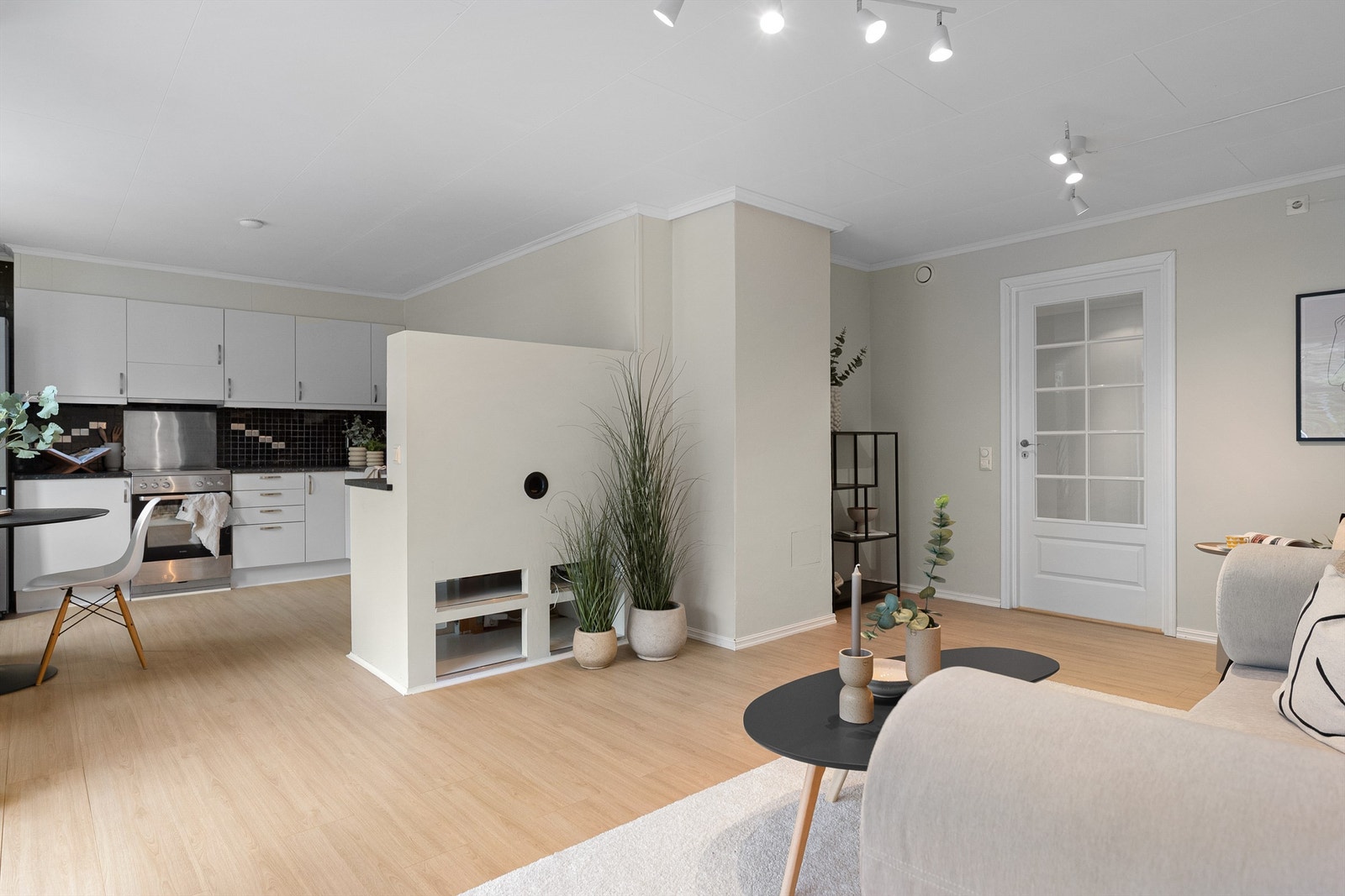 Romslig stue - Lys og luftig med god plass til både avslapning og sosiale sammenkomster. Galleribilde