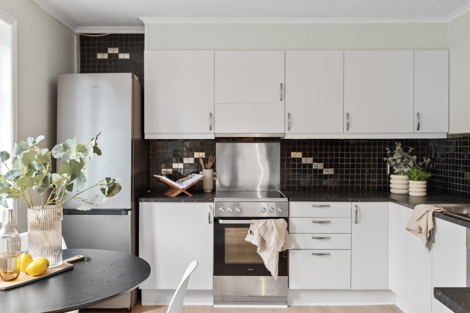 Et stilrent og funksjonelt kjøkken med moderne innredning, perfekt for både hverdagsmiddag og middagsselskaper. Galleribilde