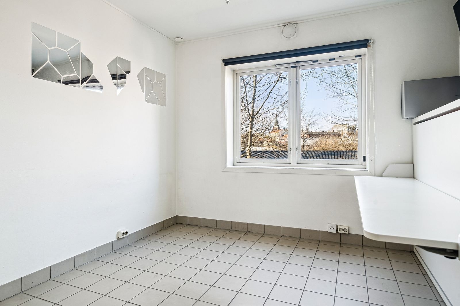 Lys stue som vender ut mot rolig bakgård. Galleribilde