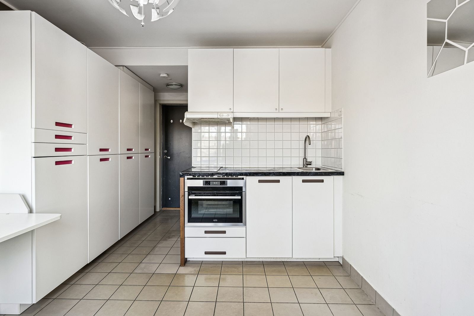 Hybelkjøkken med koketopp, oppvaskmaskin og hybel-komfyr. Galleribilde