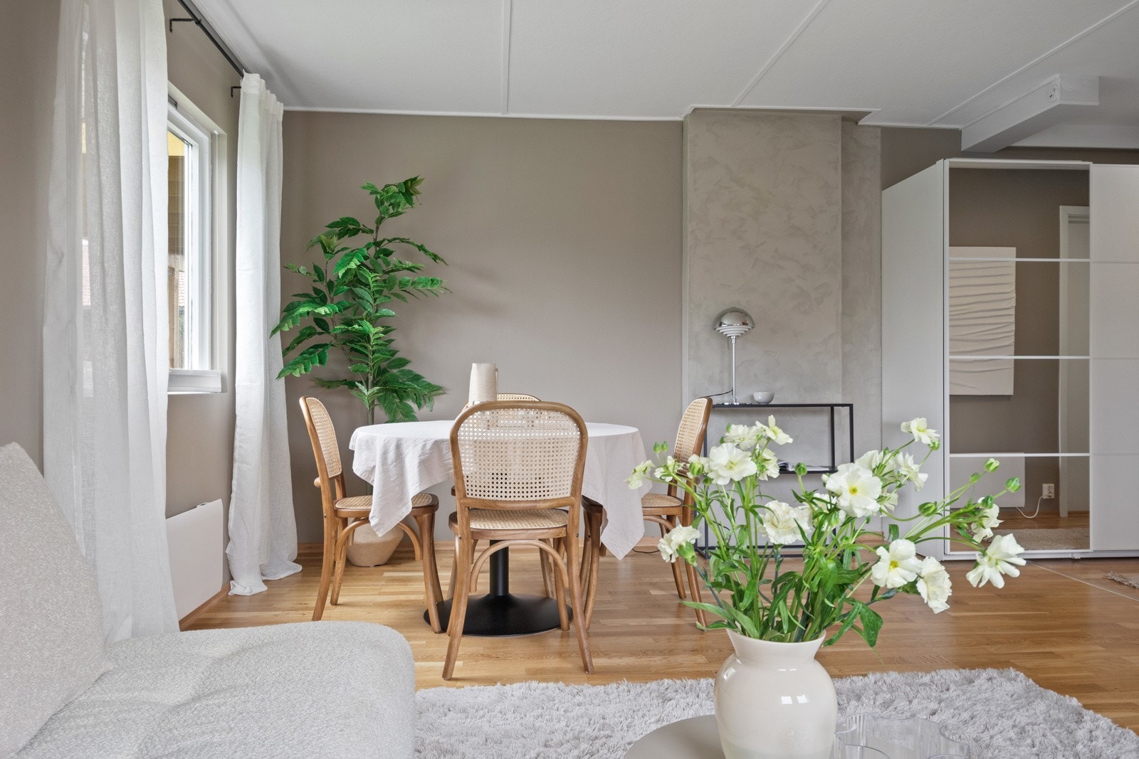 Sammen med kjøkkenet utgjør stuen et åpent allrom med godt lysinnslipp fra to retninger. Galleribilde