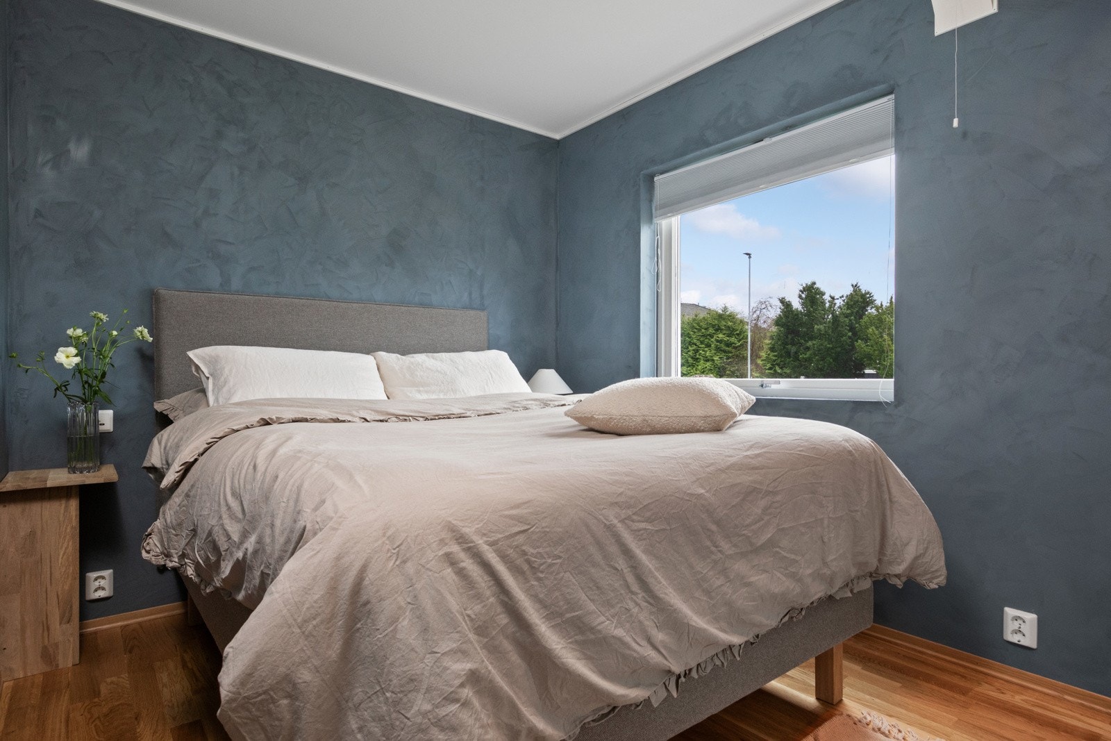 Det er downlights og plass til dobbeltseng, og rommet har mye oppbevaring i en stor skyvedørsgarderobe med hvite, profilerte fronter. Galleribilde