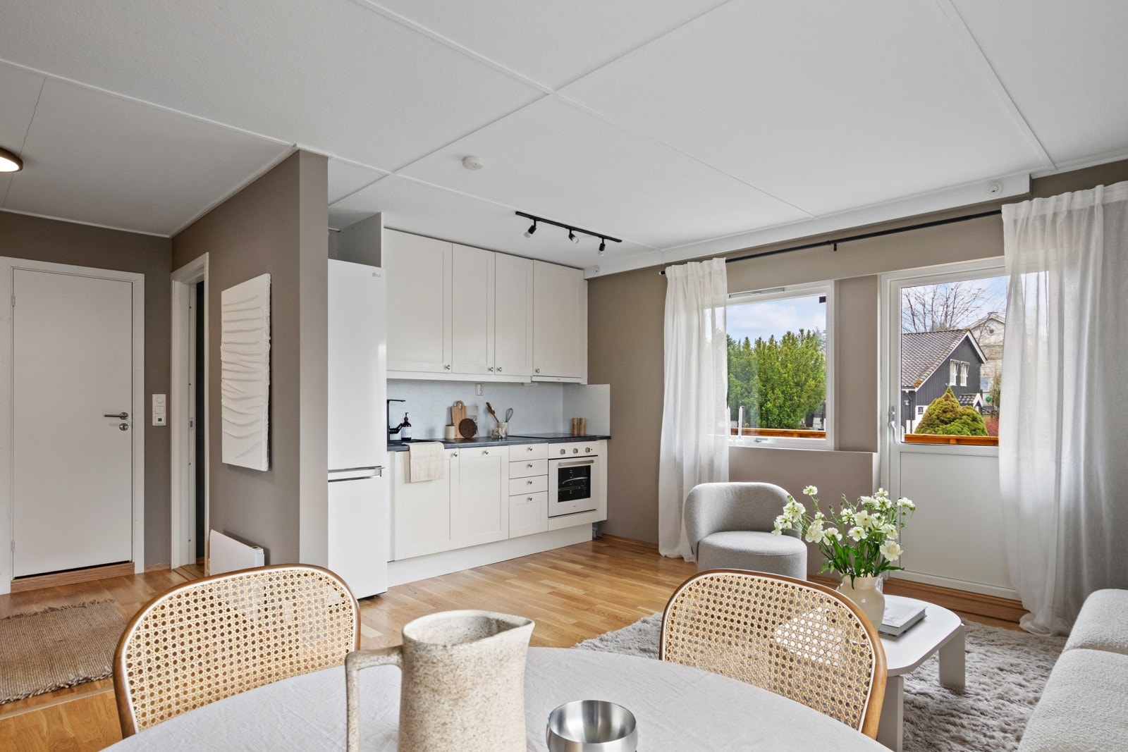 Kjøkkeninnredningen er fra 2014, med fin skapplass bak hvite, profilerte fronter. Galleribilde