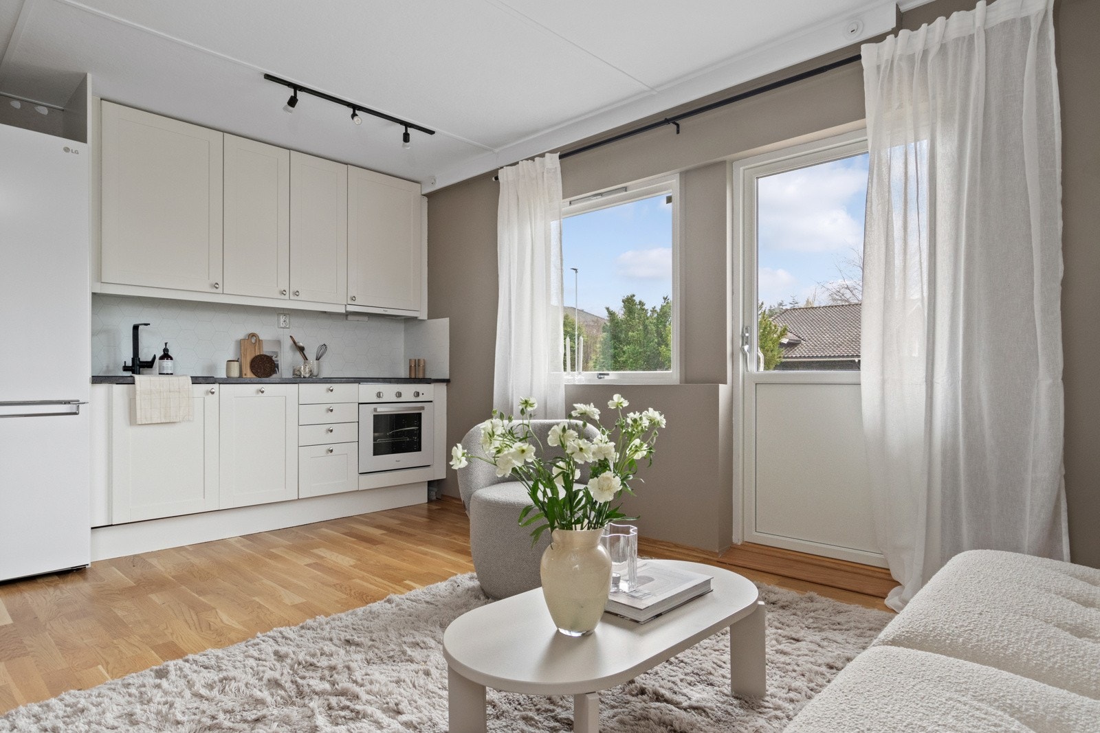 Cappelens vei 8 er en stilren og arealeffektiv 2-roms andelsleilighet på hjørnet i 1. etasje, utmerket for deg som er førstegangskjøper Galleribilde