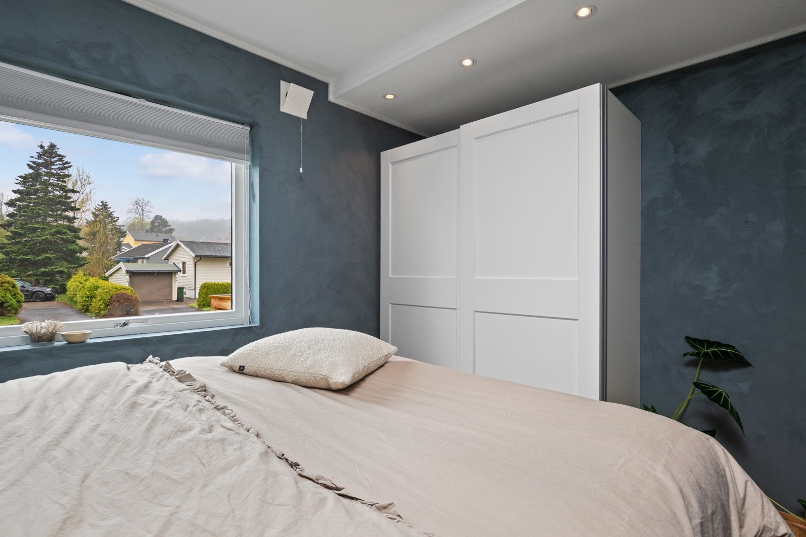 Soverommet har en lun og avslappende atmosfære, malt med en mørk og stilig kalkmaling i mørkeblått. Galleribilde