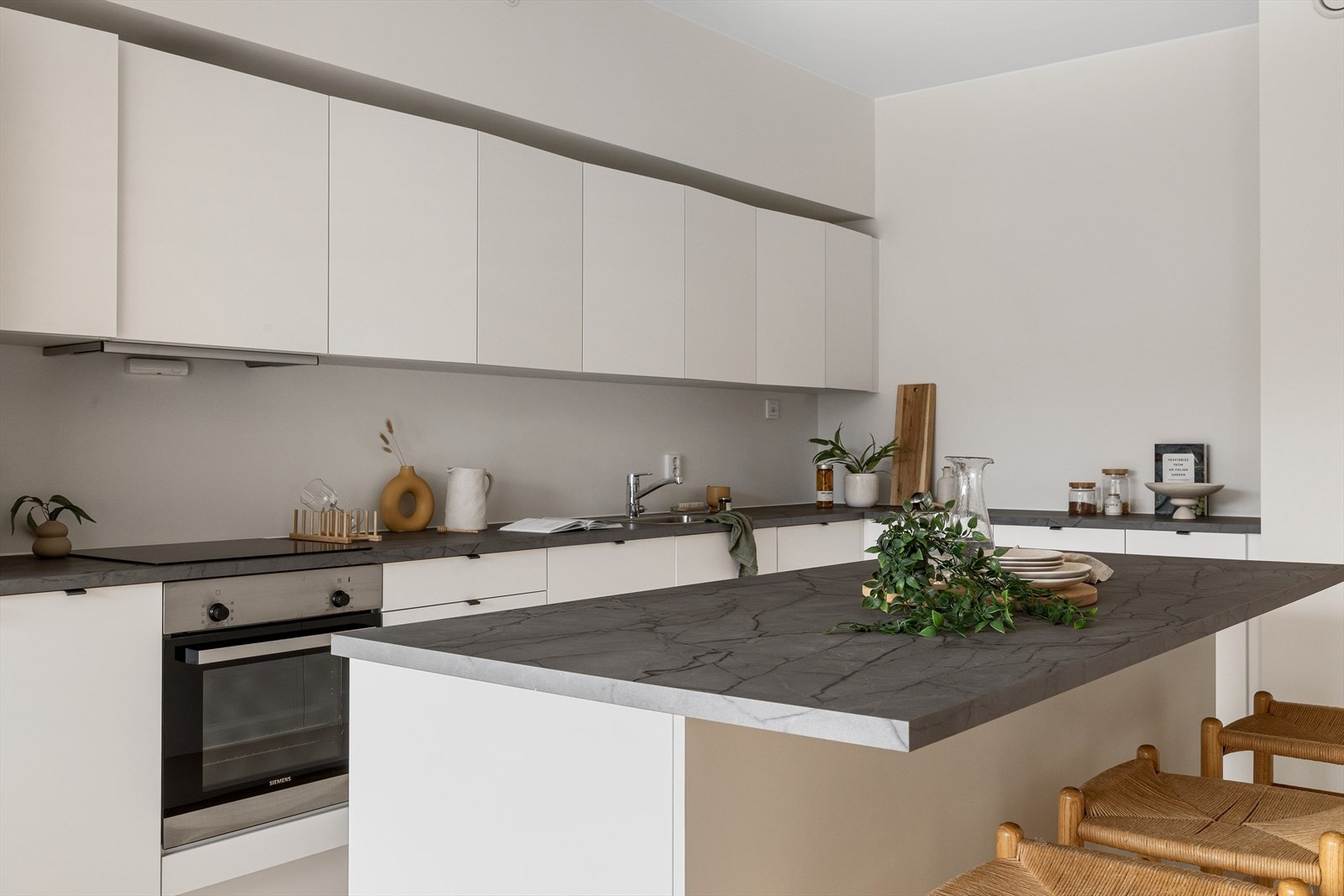 Kjøkkentypen er tidsriktig og fin- et klassisk kjøkken man ikke går lei av. Galleribilde