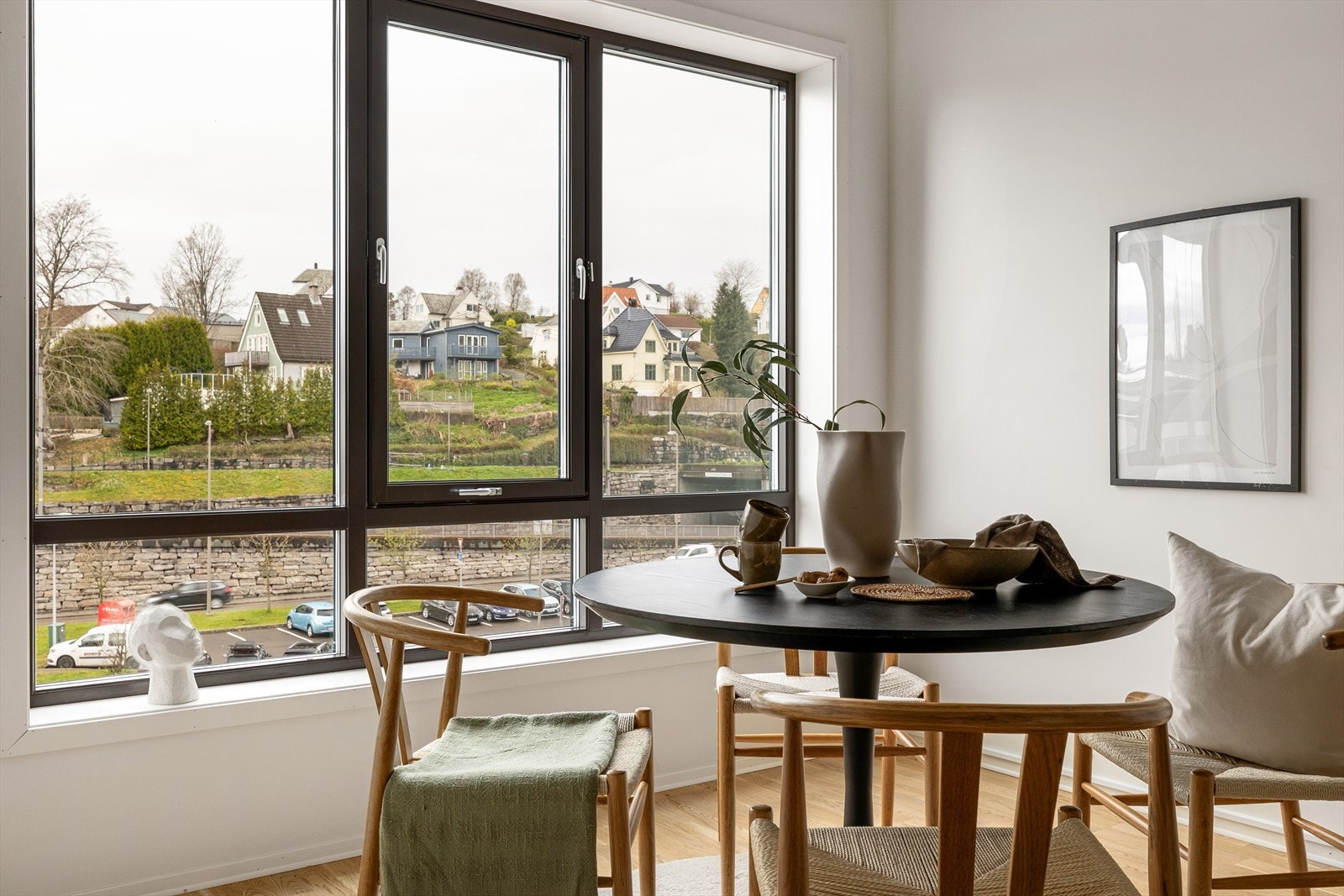 Her er det flere store vinduer som gir godt med naturlig lysinnslipp. Galleribilde