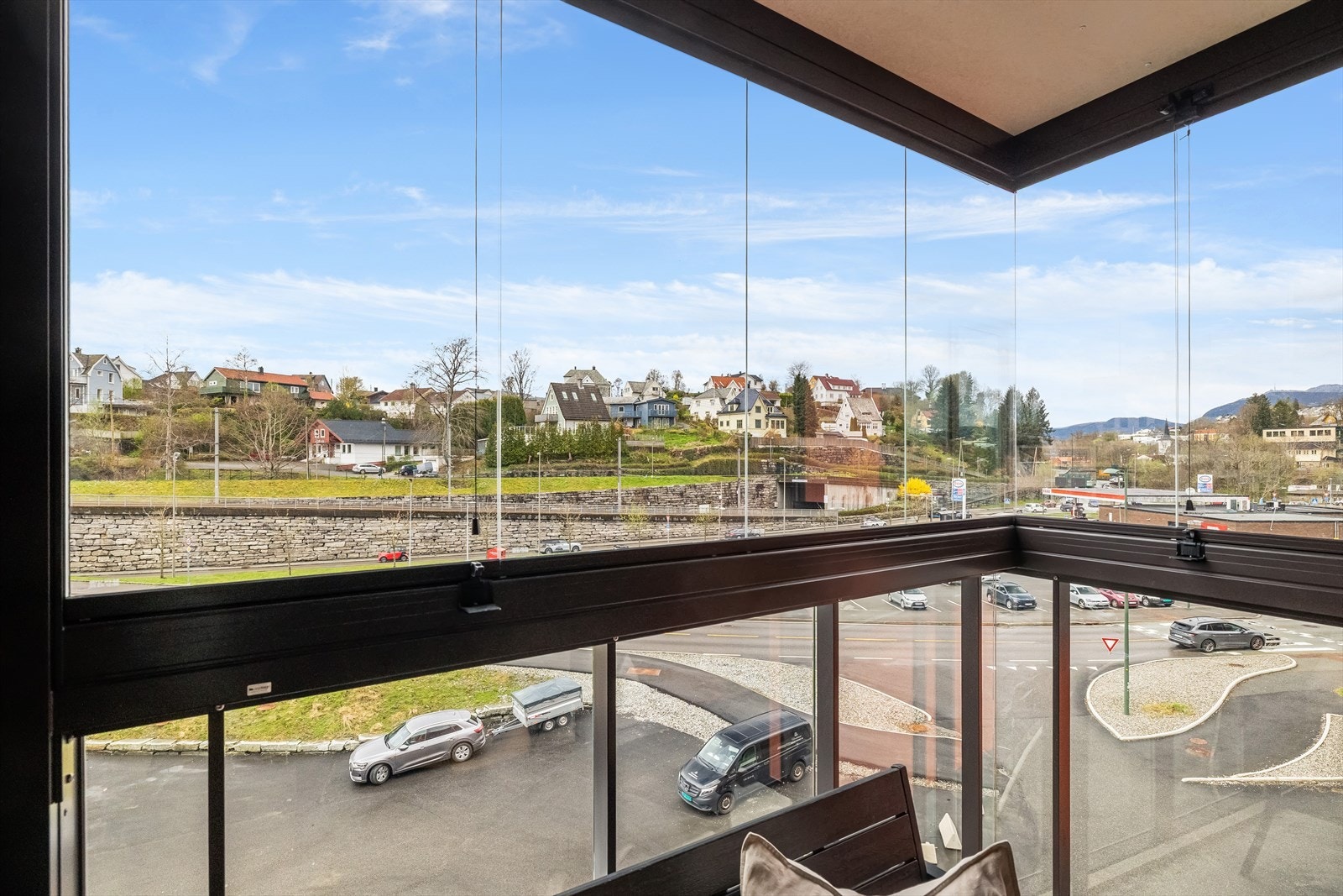 Balkongen har glassdører som kan skyves sammen for en innglasset effekt eller åpnes opp for å nyte sol og fin vær. Galleribilde