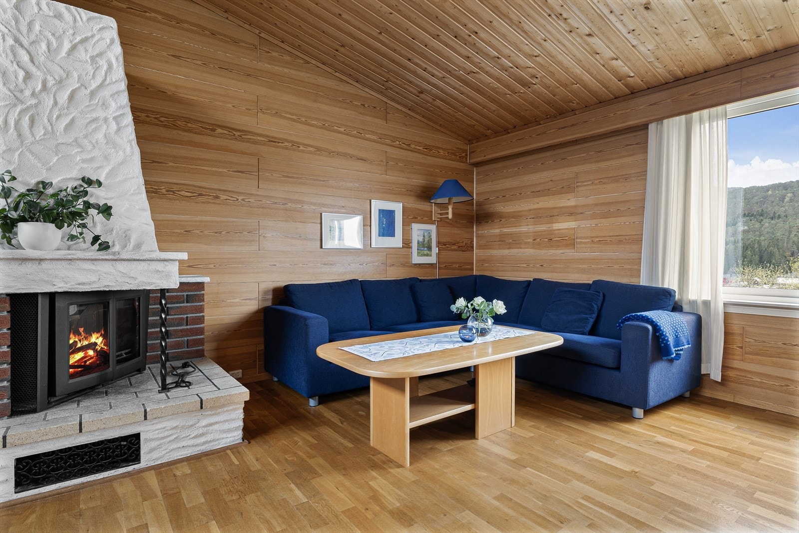 Lys og romslig stue med god takhøyde og store vindusflater som slipper inn rikelig med naturlig dagslys. Galleribilde