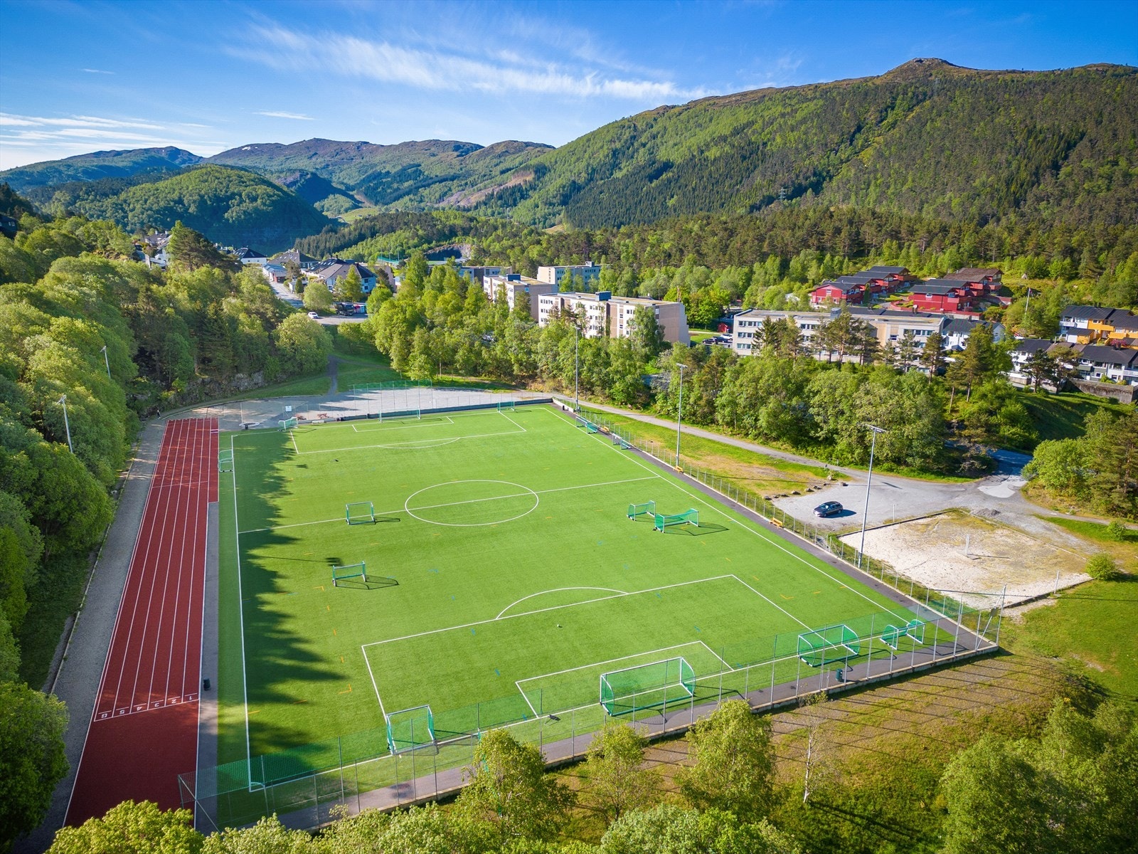Kort vei til fotballbaner og idrettsanlegget i Breimyra. Galleribilde