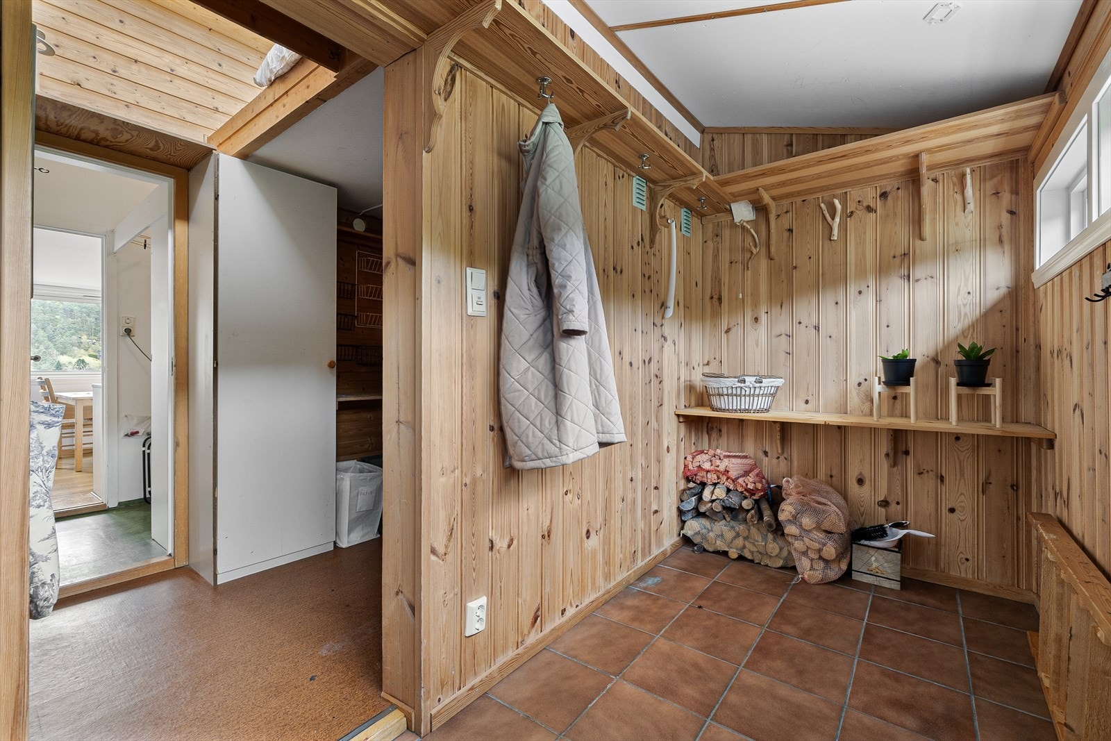 Her er det masse plass til å henge fra seg yttertøy, perfekt for barnefamilier. Galleribilde