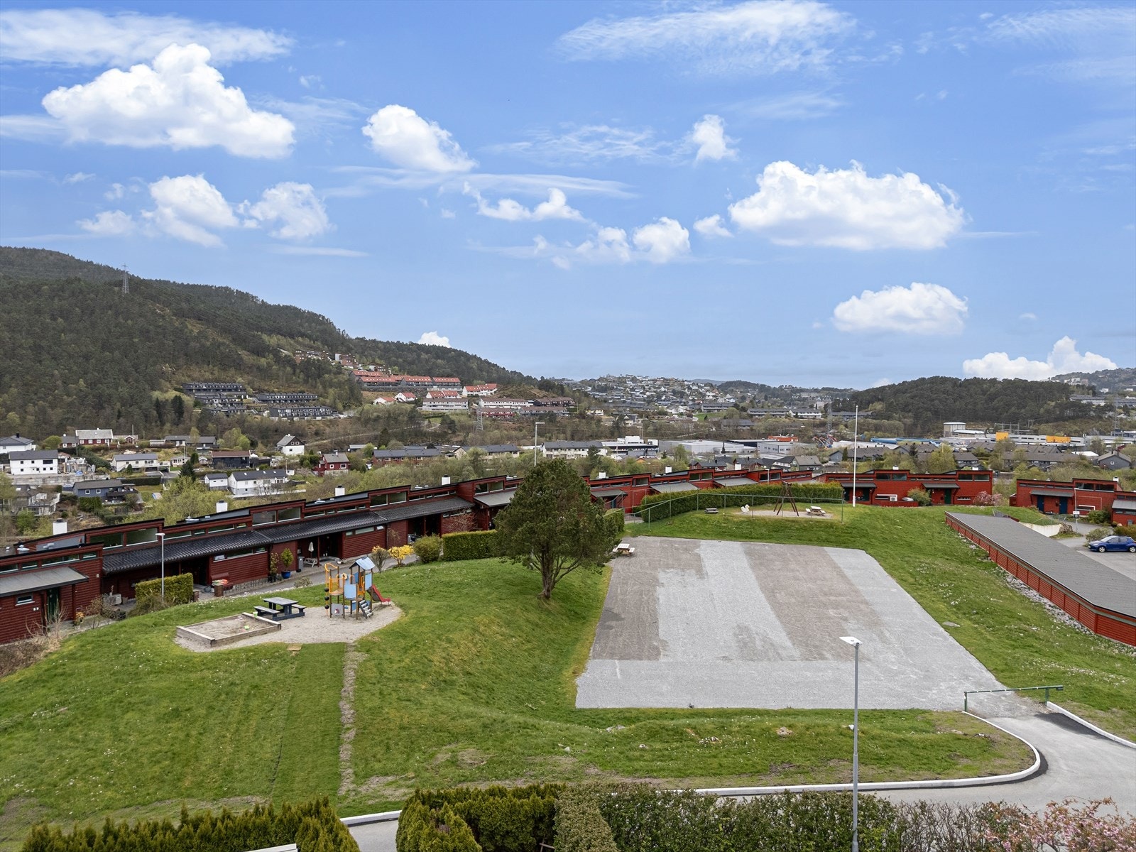 Her bor du i trygge omgivelser, omgitt av grønne lunger og med vakker utsikt mot Hjortlandsdalen, Storsåta og det naturskjønne nærområdet. Galleribilde