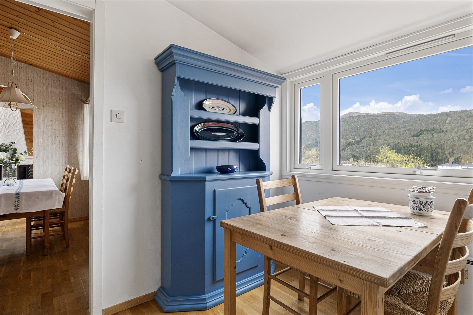 Her er det også plass til et lite frokostbord - ideelt for dagens første måltid i hyggelige omgivelser. Galleribilde