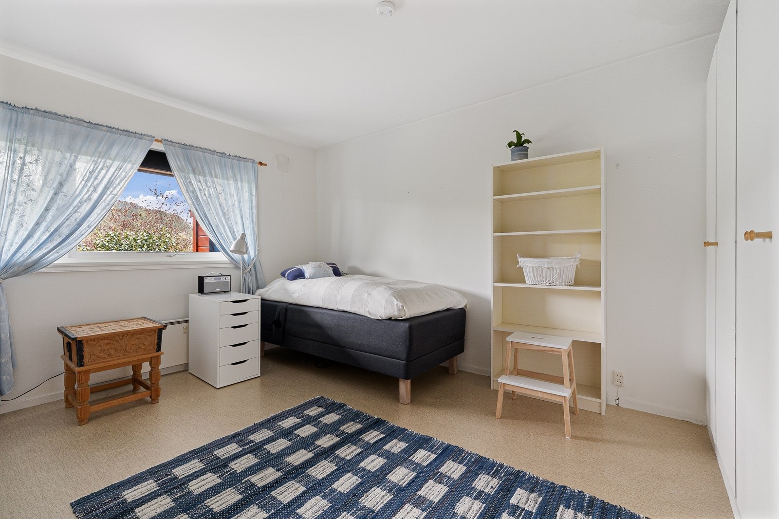 God plass til seng og oppbevaring. Galleribilde