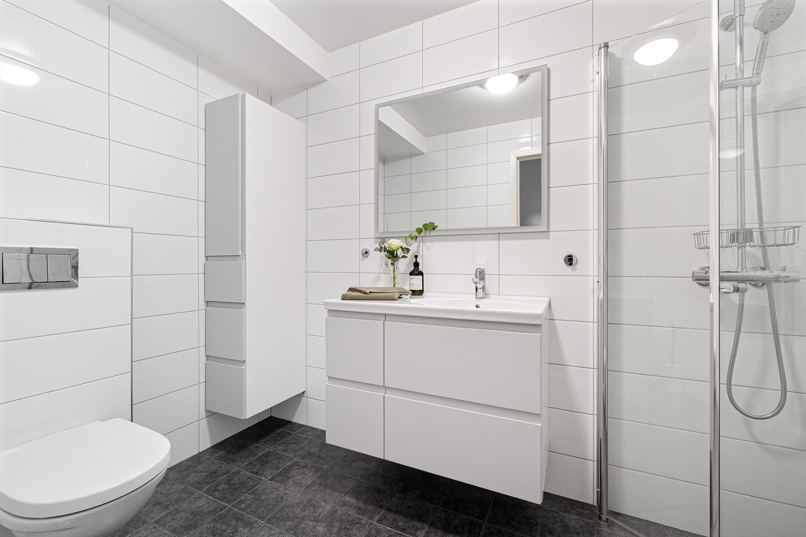 Pent og romslig baderom med moderne uttrykk. Galleribilde