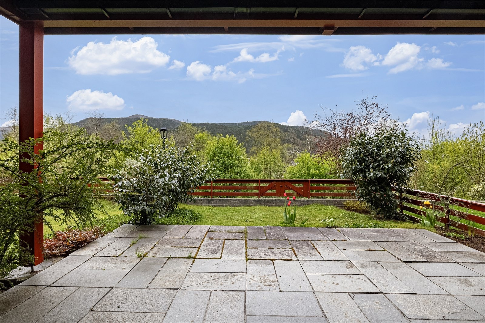 Ett av soverommene har utgang til en koselig platting og hage - perfekt for morgenkaffen eller som lekeområde for de minste. Galleribilde