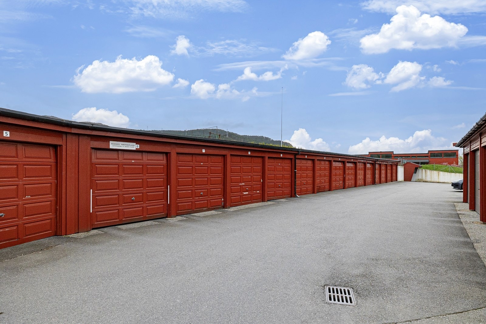 Borettslaget har 30 garasjeplasser og 20 utendørs parkeringsplasser. Galleribilde