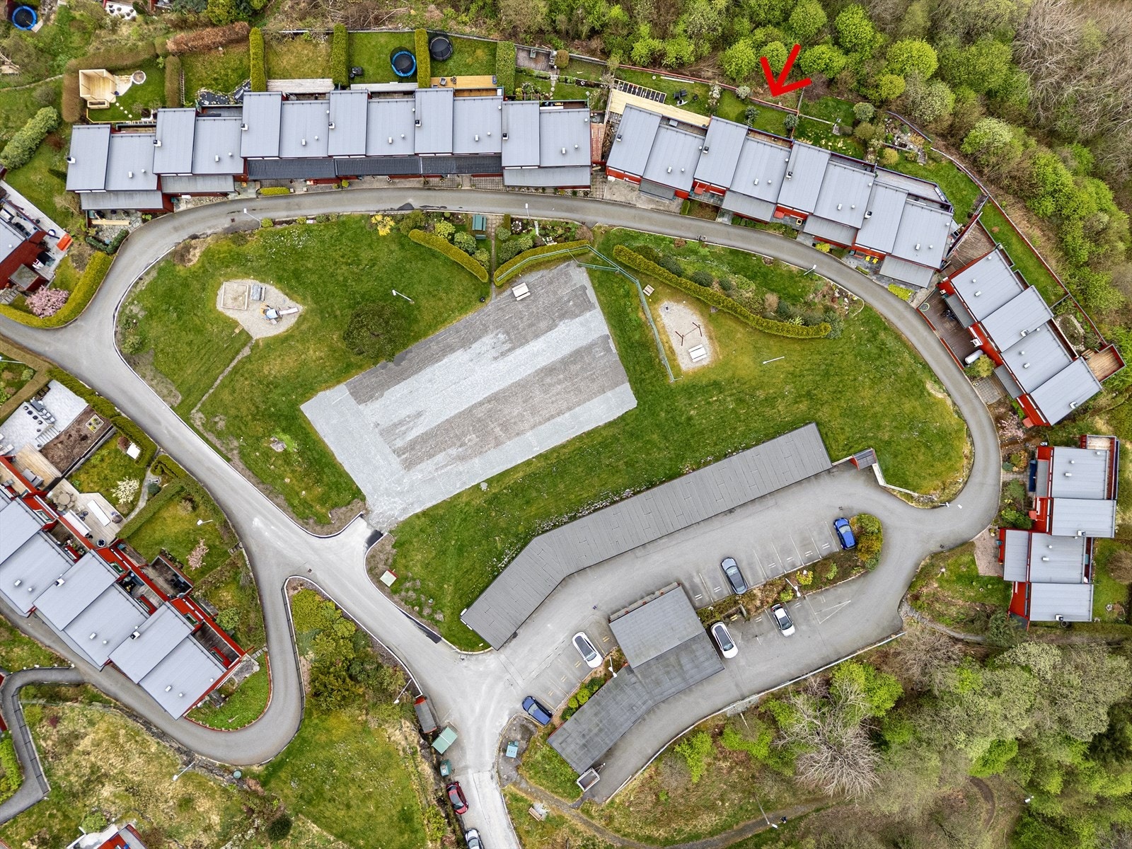 Rekkehuset ligger idyllisk til i et rolig og barnevennlig boligområde sentralt på Flaktveit. Galleribilde